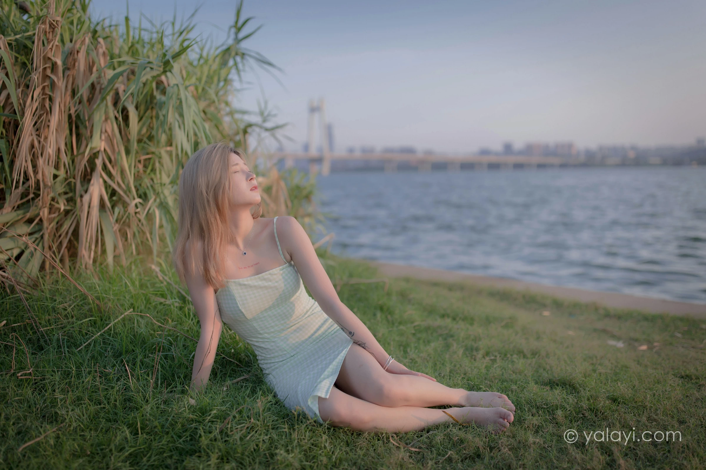 [YALAYI雅拉伊]NO.712 《风继续吹》 梦涵 紧身吊带连衣裙休闲写真第2张