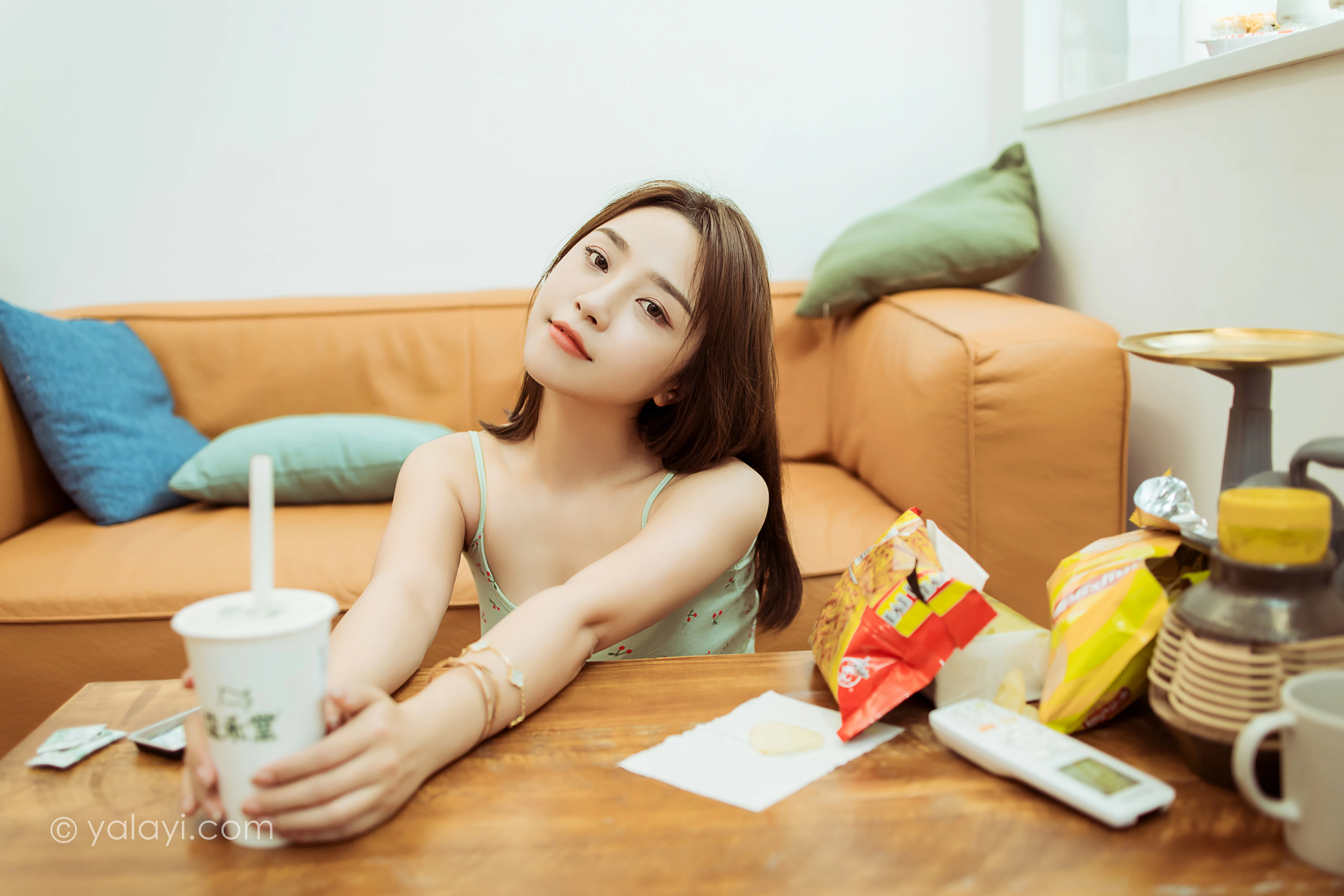 [YALAYI雅拉伊]NO.812 活在当下 雪儿 灰色性感小背心加短裤居家私房写真集第6张