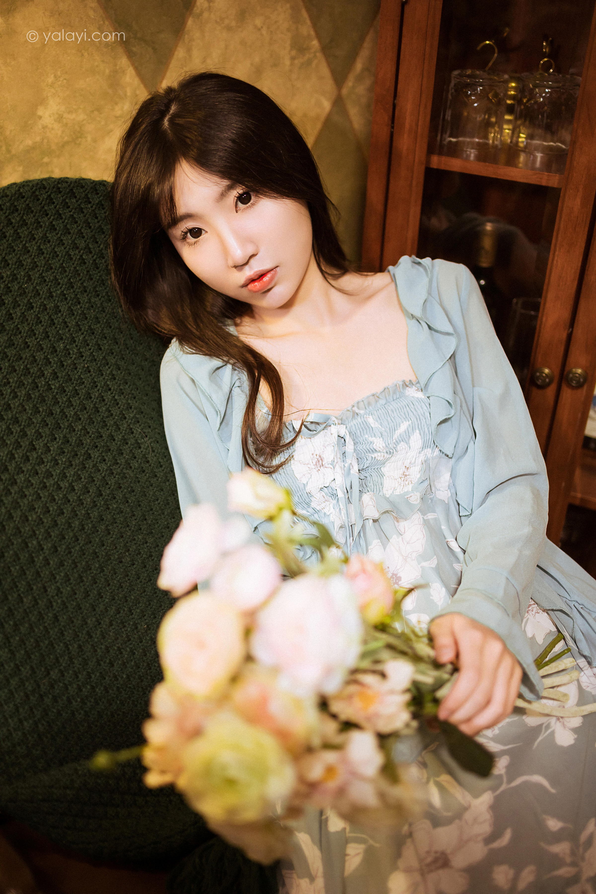 [YALAYI雅拉伊]2022.08.19 一去不复返 小乔 灰色外套加吊带连衣裙清纯写真集第12张