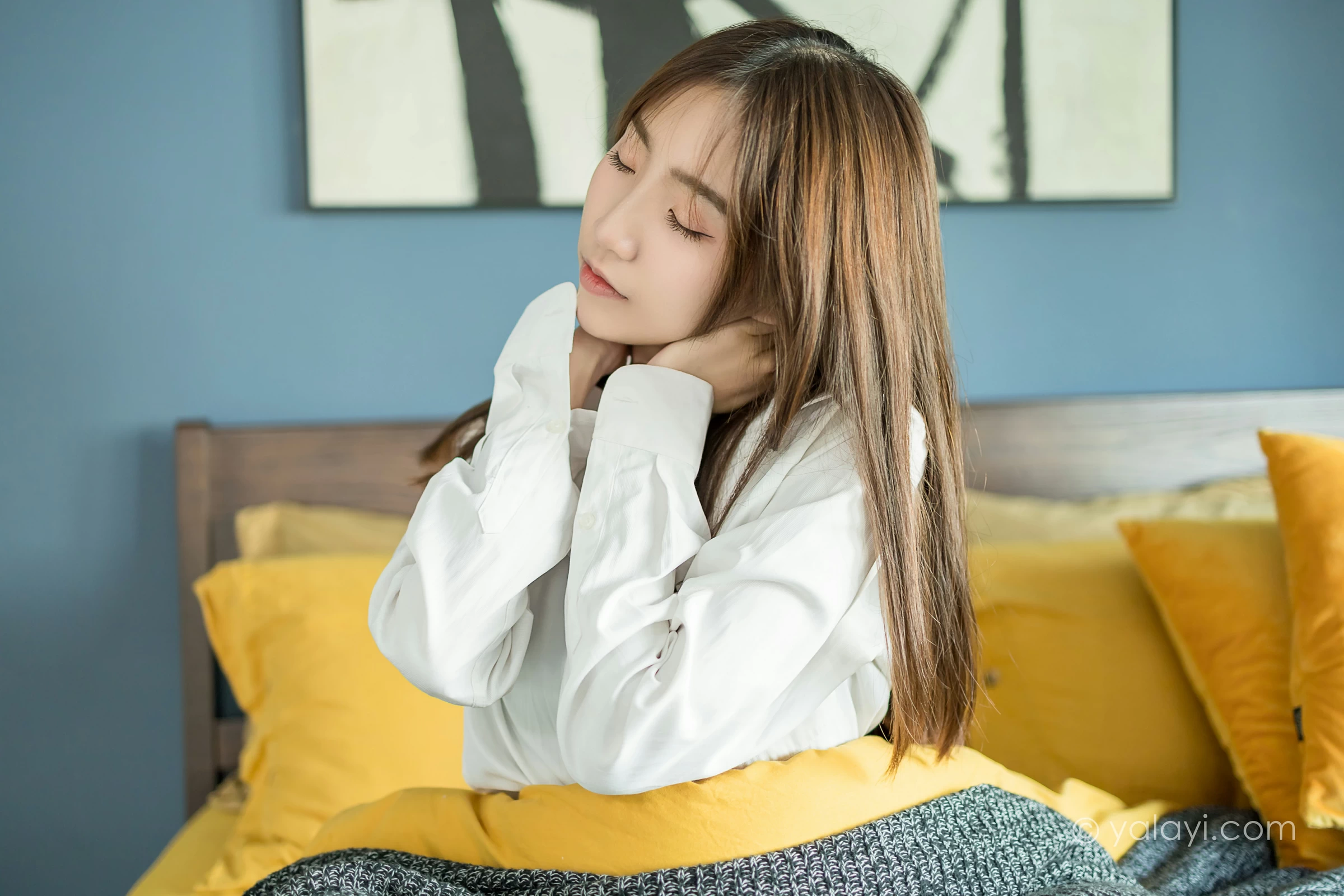 [YALAYI雅拉伊]NO.686 《亲爱的早安》 小乔 白色衬衫加牛仔热裤性感私房写真集第3张