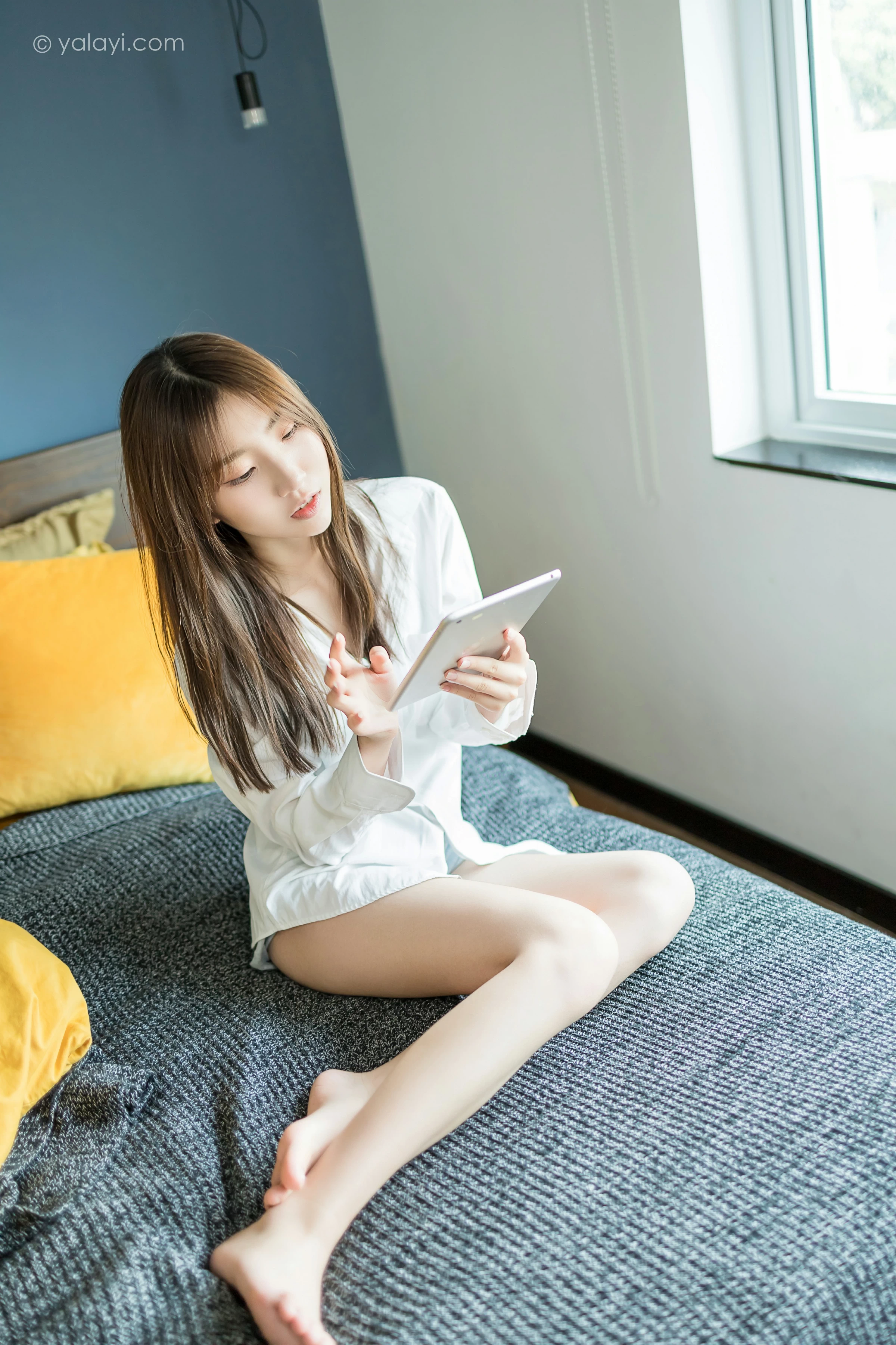 [YALAYI雅拉伊]NO.686 《亲爱的早安》 小乔 白色衬衫加牛仔热裤性感私房写真集第5张