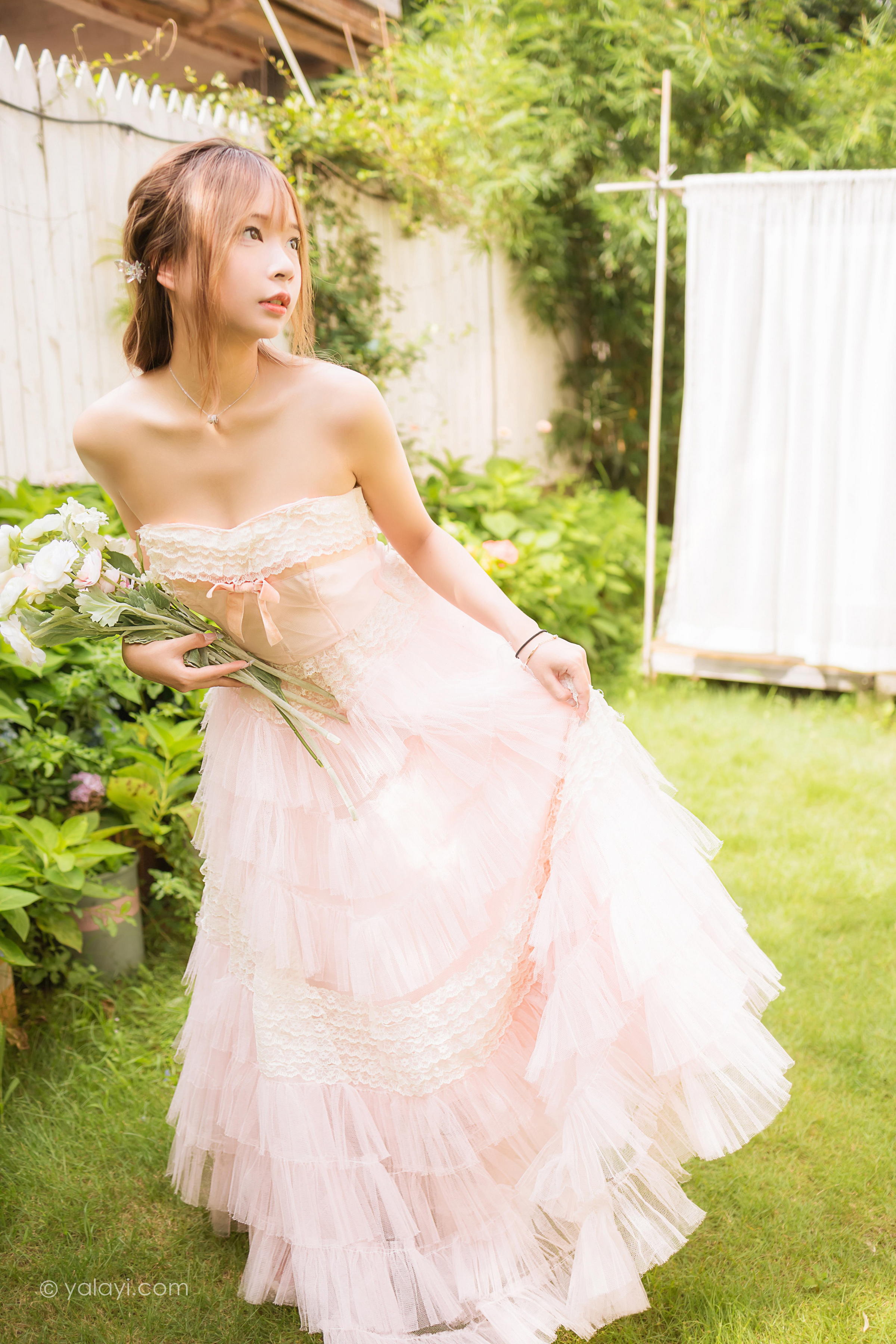 [YALAYI雅拉伊]2022.08.22 佳人 阿禾 粉色抹胸蕾丝加衣裙性感写真集第2张