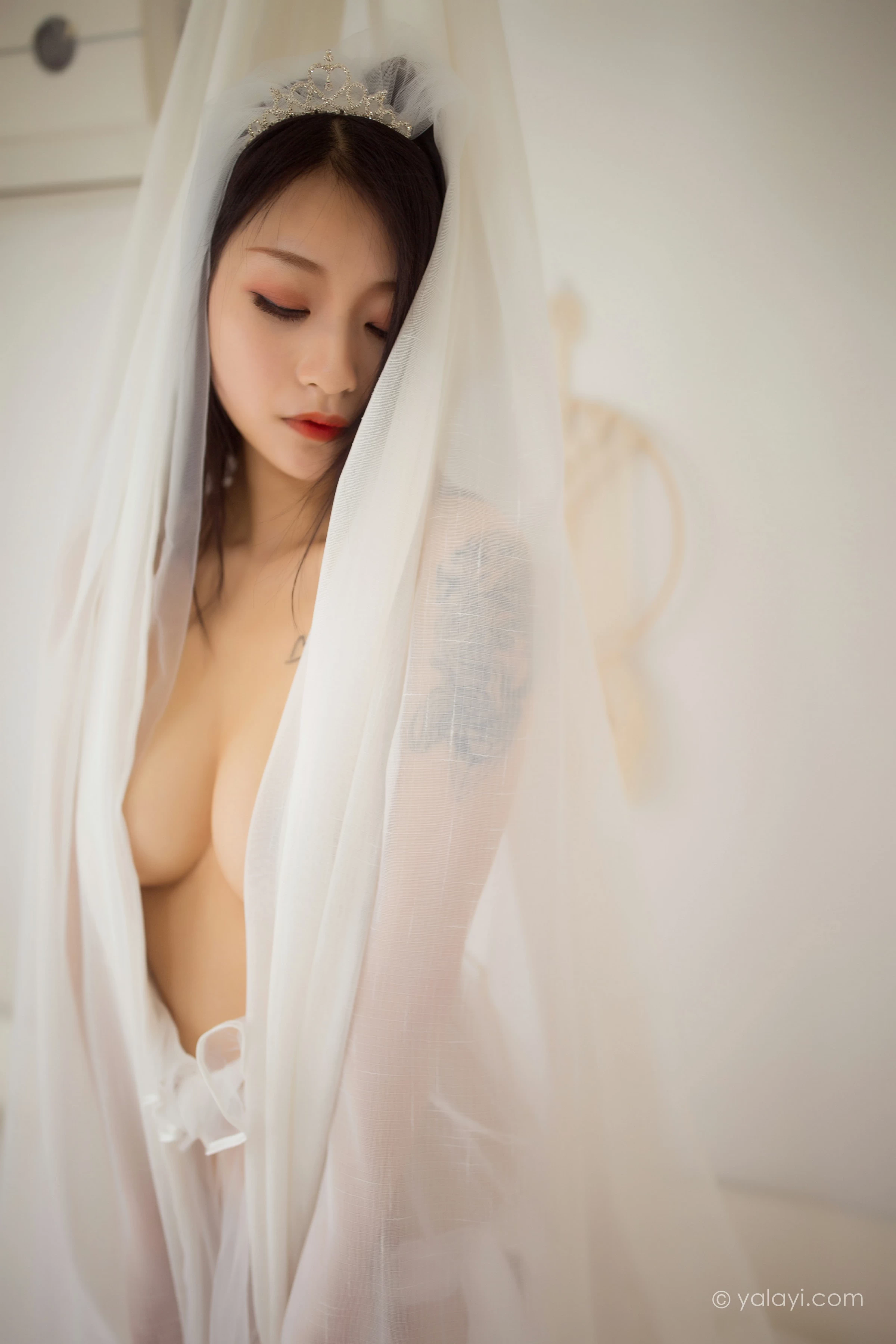 [YALAYI雅拉伊]NO.713 《等风也等你》 优优 白色透视情趣婚纱加情趣内衣性感私房写真集第12张