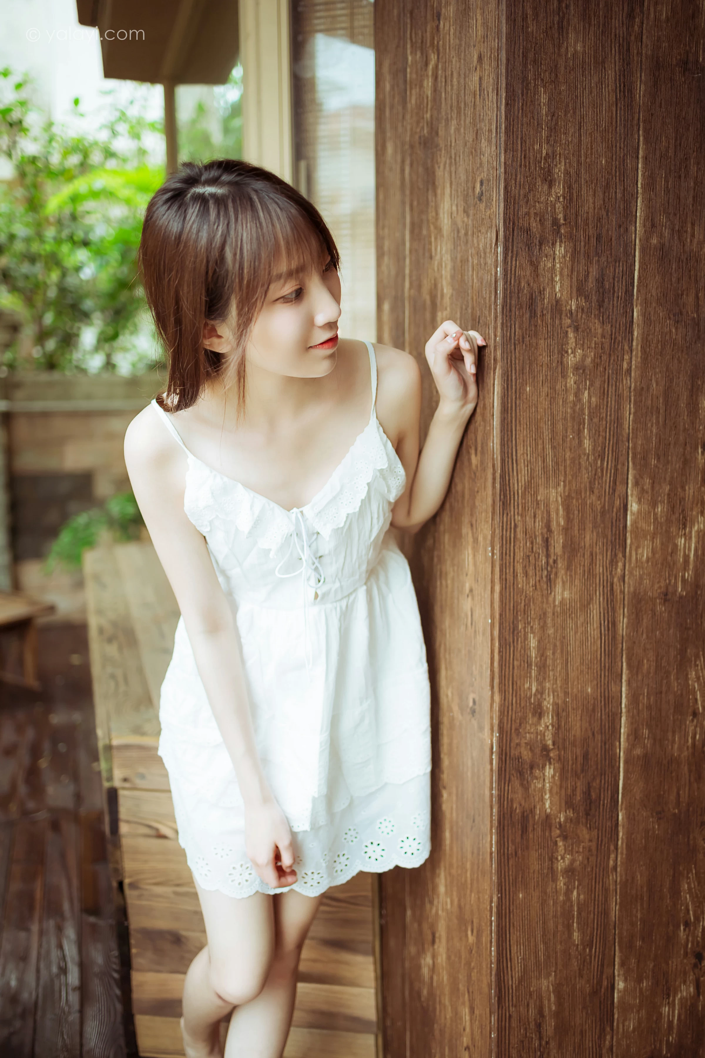 [YALAYI雅拉伊]NO.715 《雨后花园》 小乔 白色吊带连衣裙居家私房写真集第6张
