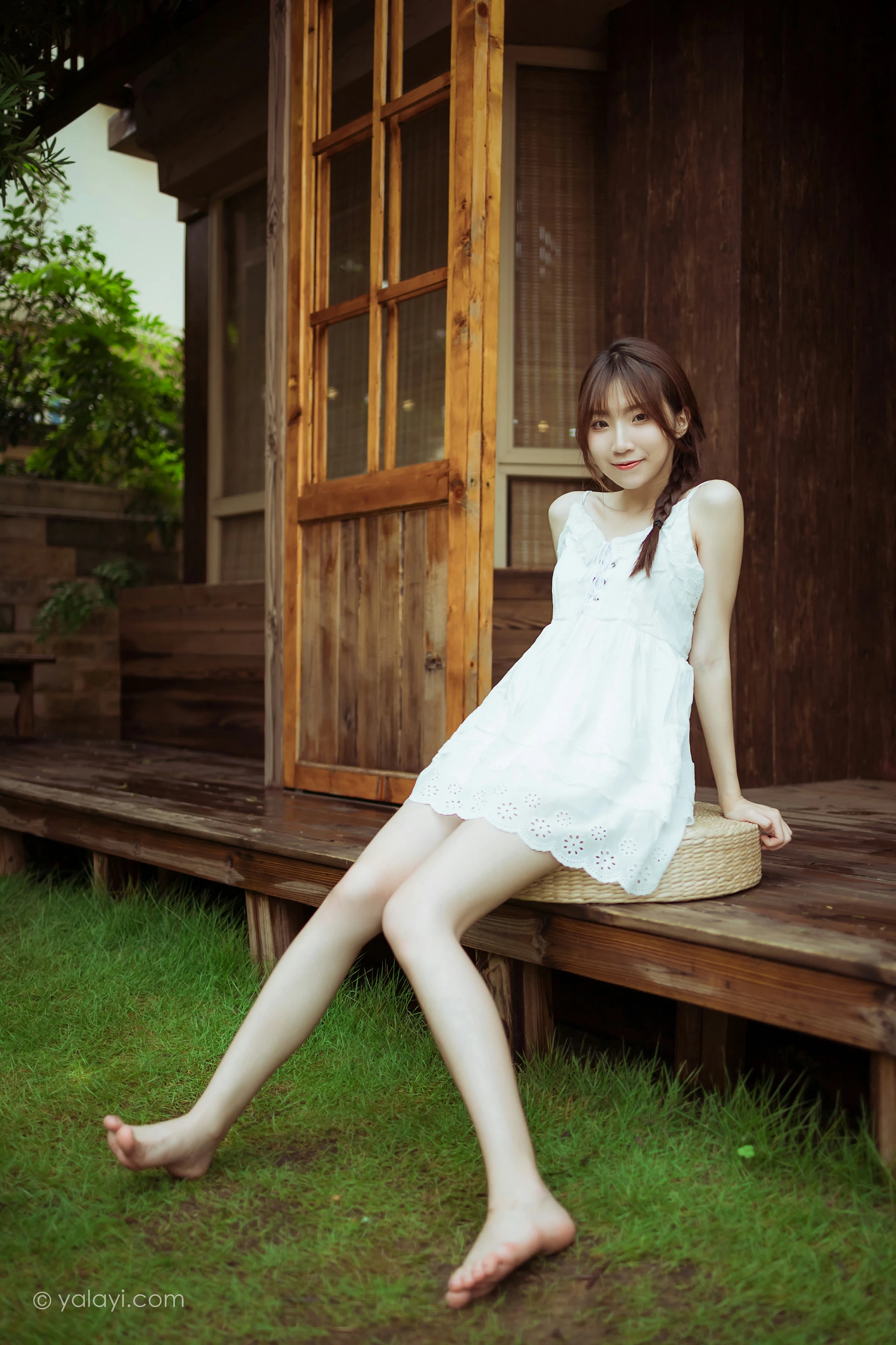 [YALAYI雅拉伊]NO.715 《雨后花园》 小乔 白色吊带连衣裙居家私房写真集第8张