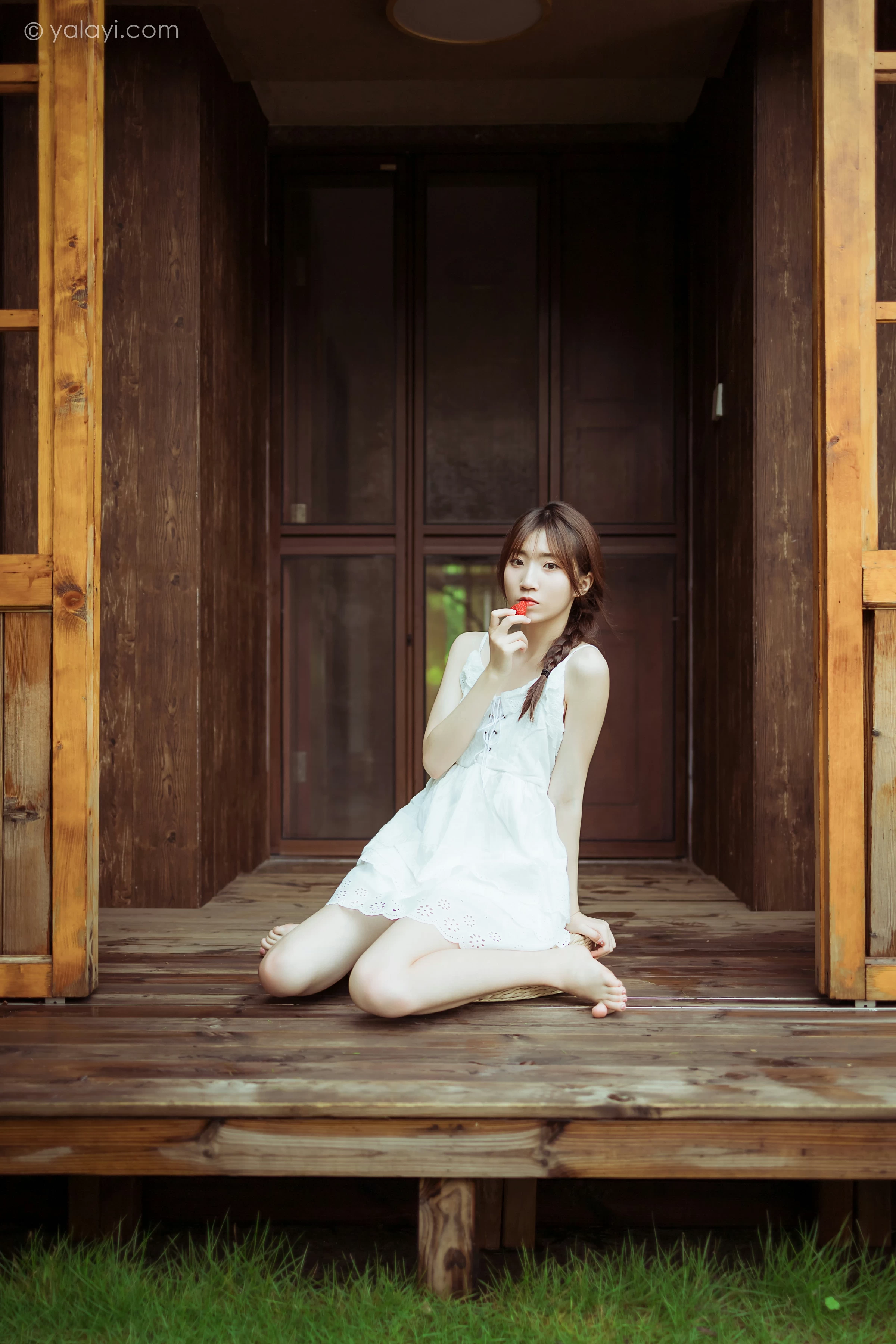 [YALAYI雅拉伊]NO.715 《雨后花园》 小乔 白色吊带连衣裙居家私房写真集第10张
