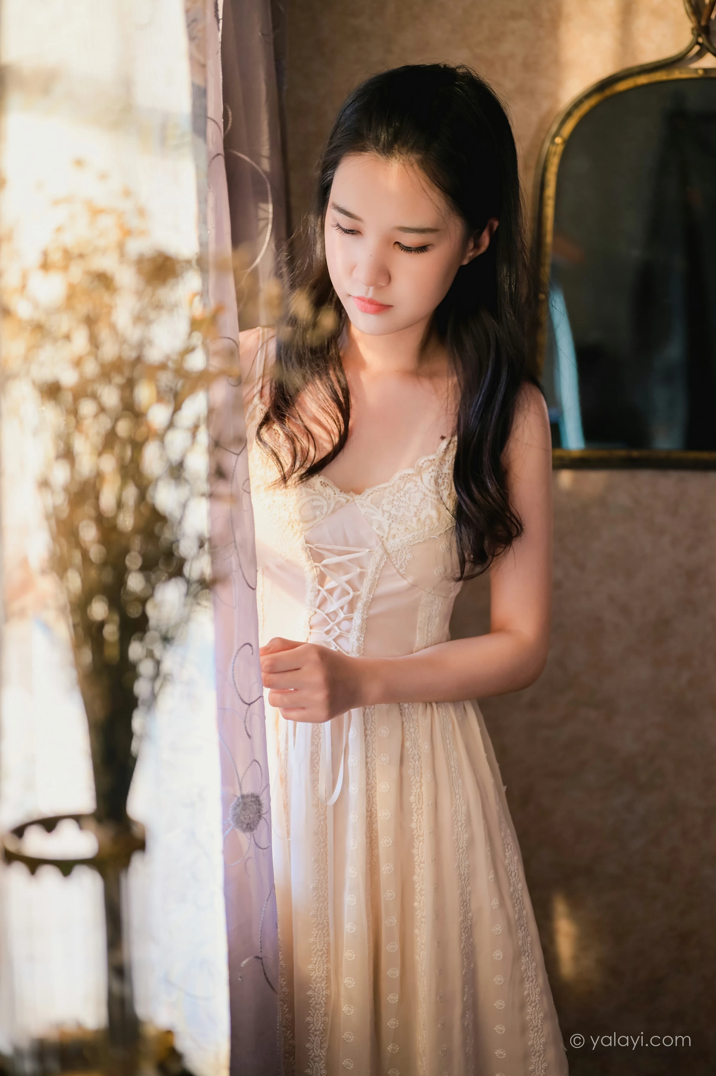 [YALAYI雅拉伊]NO.688 《盼》 方岚 白色吊带蕾丝连衣裙居家私房写真集第5张