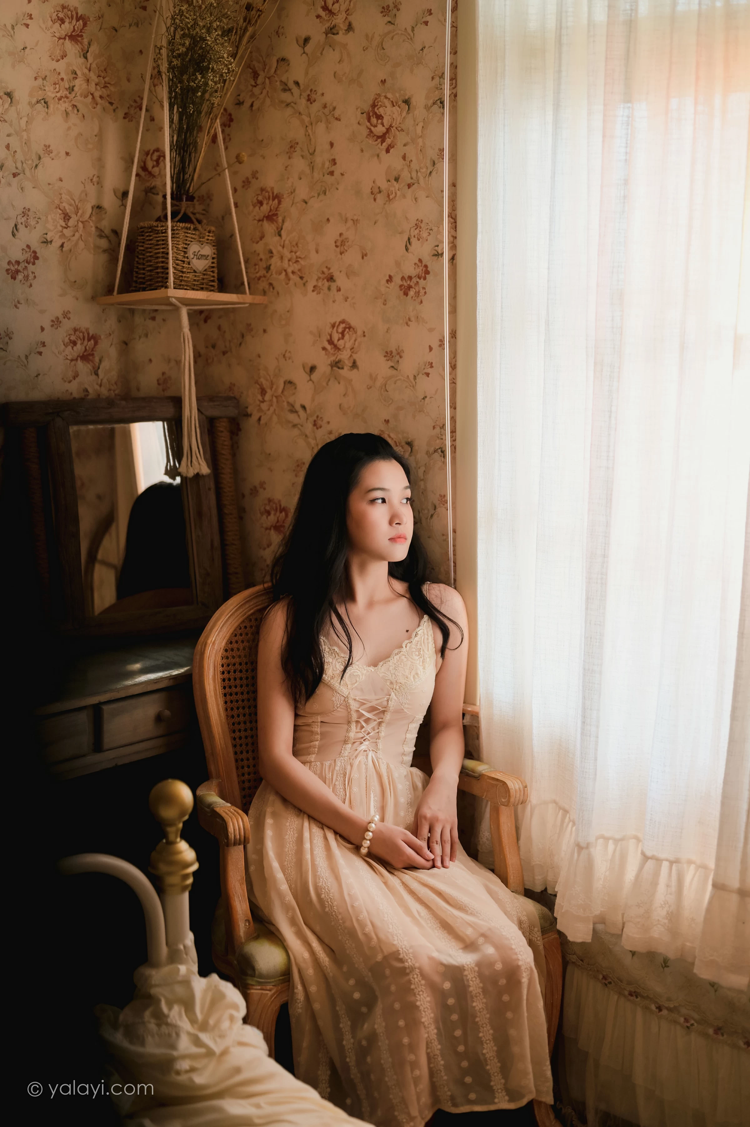 [YALAYI雅拉伊]NO.688 《盼》 方岚 白色吊带蕾丝连衣裙居家私房写真集第6张