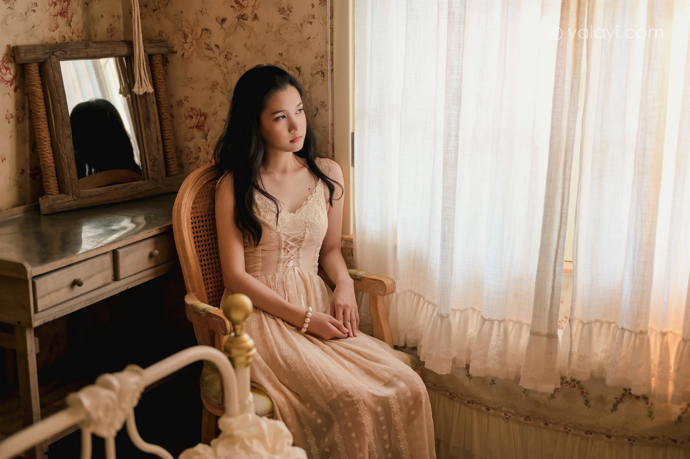 [YALAYI雅拉伊]NO.688 《盼》 方岚 白色吊带蕾丝连衣裙居家私房写真集第6张