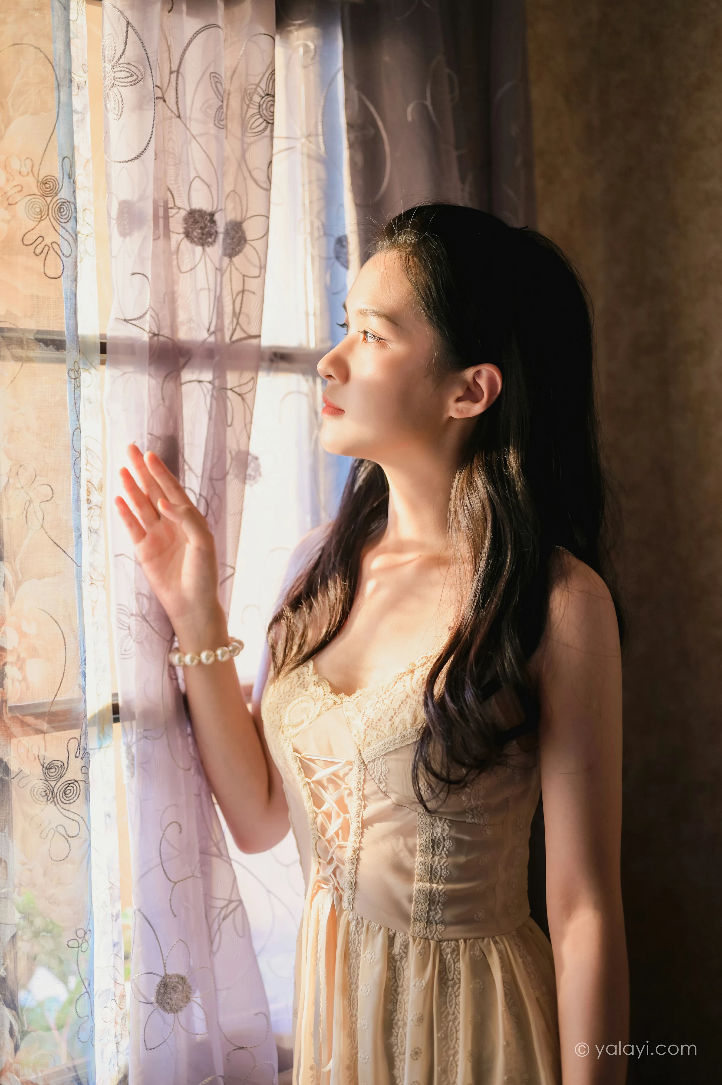 [YALAYI雅拉伊]NO.688 《盼》 方岚 白色吊带蕾丝连衣裙居家私房写真集第4张