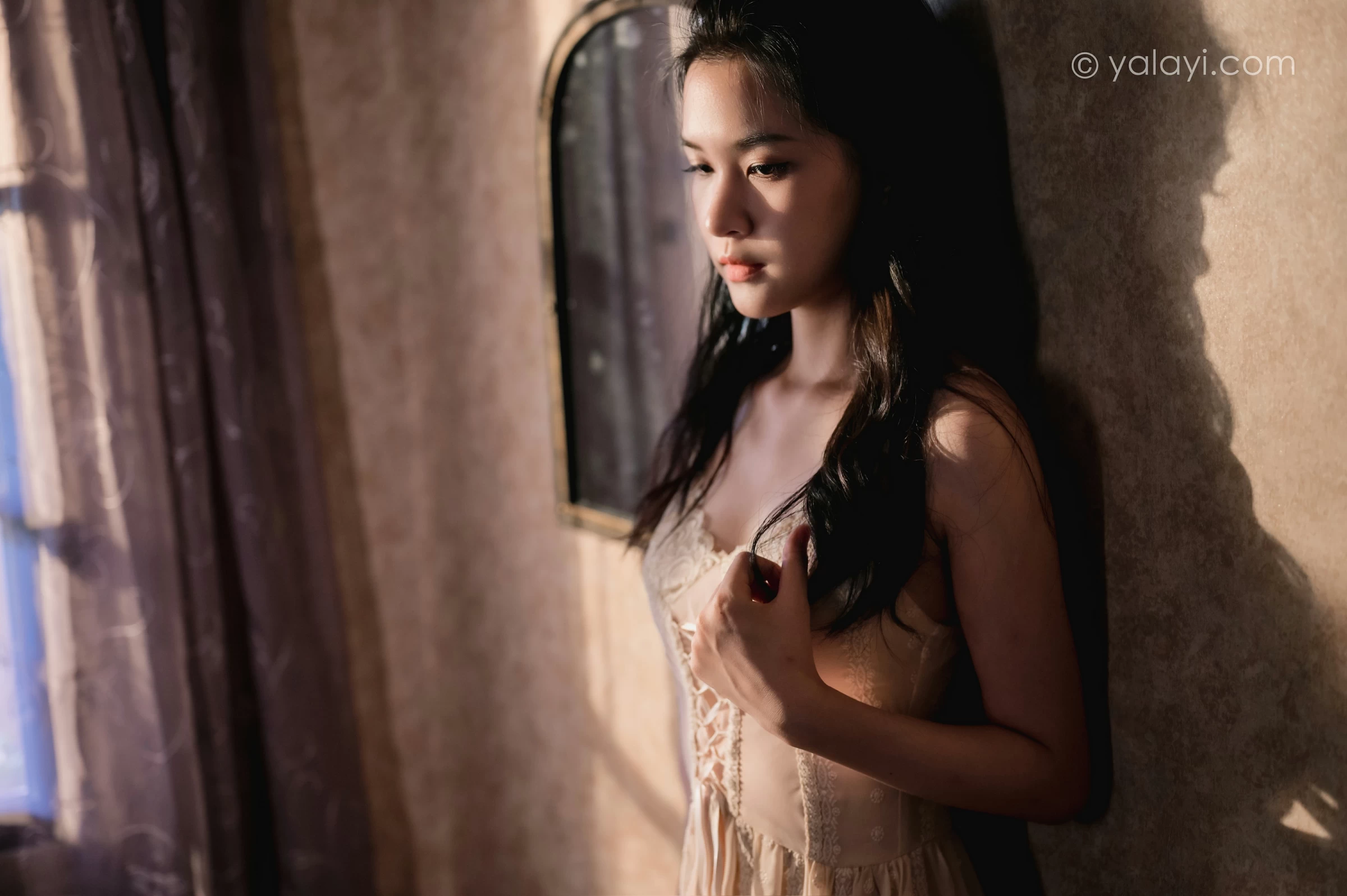 [YALAYI雅拉伊]NO.688 《盼》 方岚 白色吊带蕾丝连衣裙居家私房写真集第13张