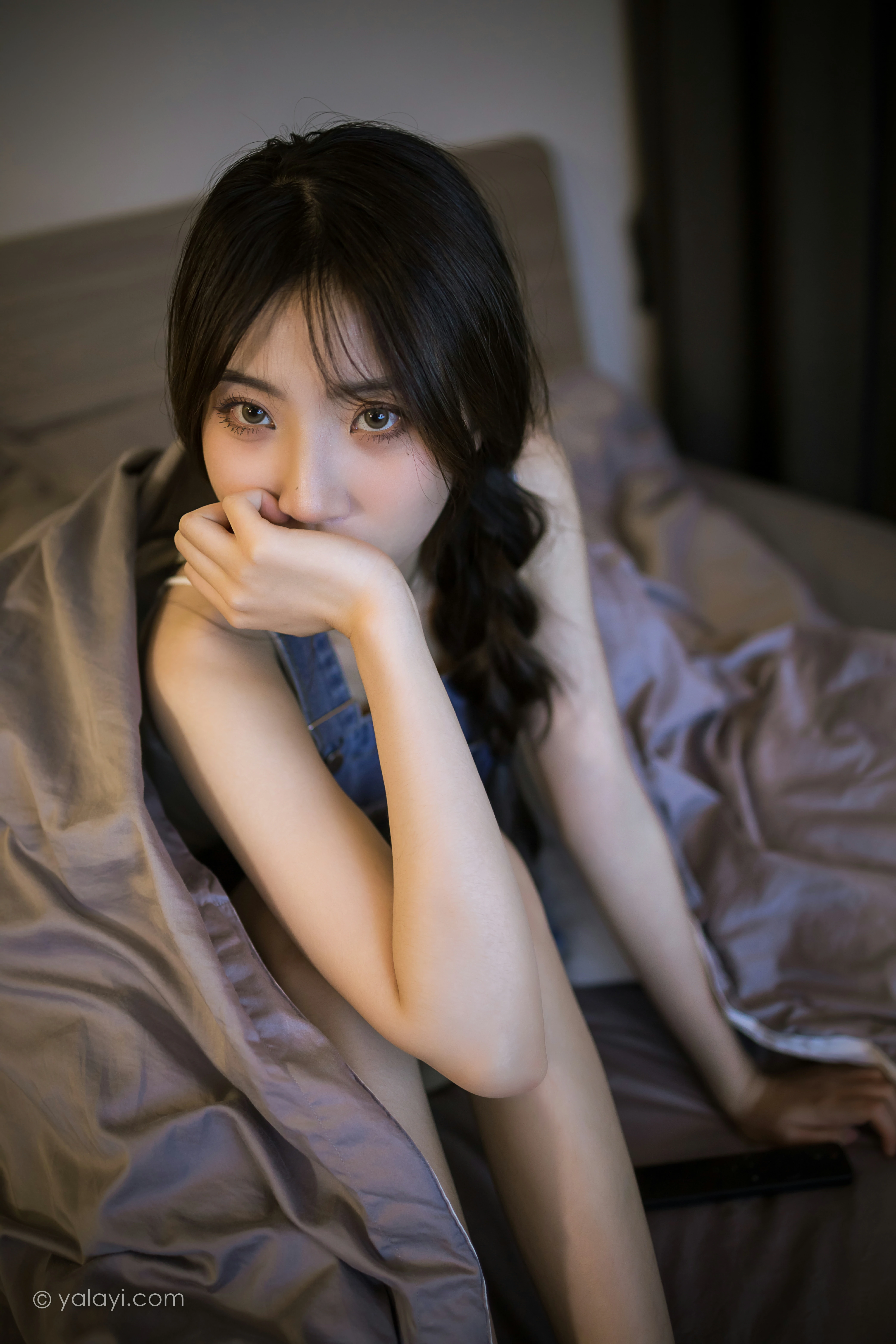 [YALAYI雅拉伊]NO.809 宅家日记 小乔 背带牛仔短裙加白色性感小背心私房写真集第11张