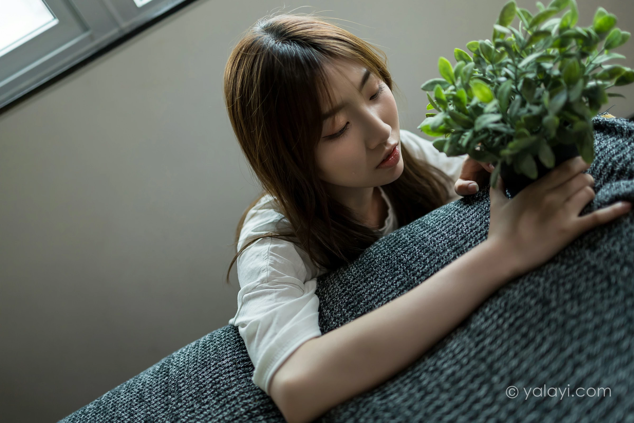 [YALAYI雅拉伊]NO.693 《好心分手》 小乔 白色连身短袖居家私房写真集第5张