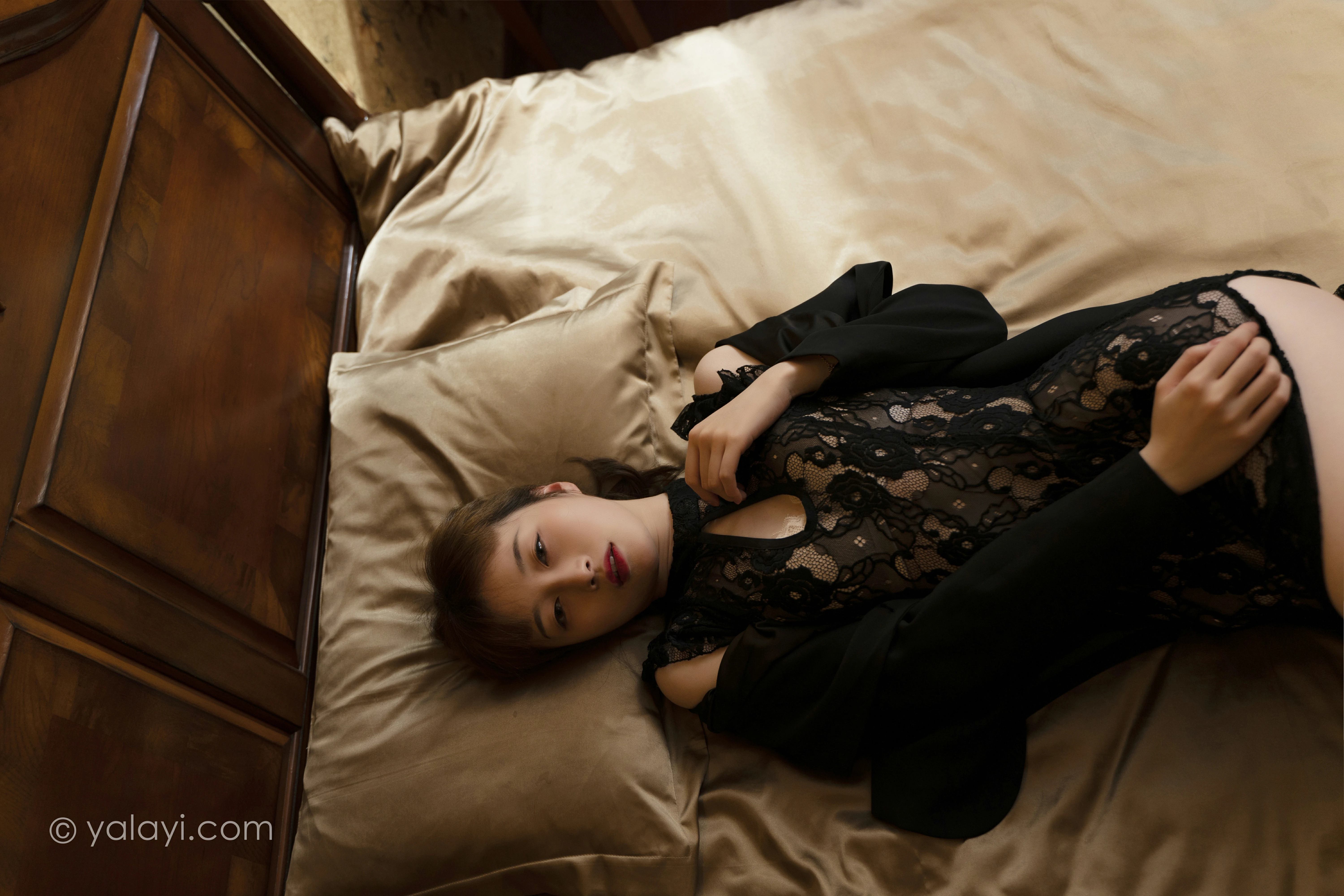 [YALAYI雅拉伊]NO.860 黑色水滴 京京 黑色外套加黑色透视蕾丝旗袍性感写真集第10张