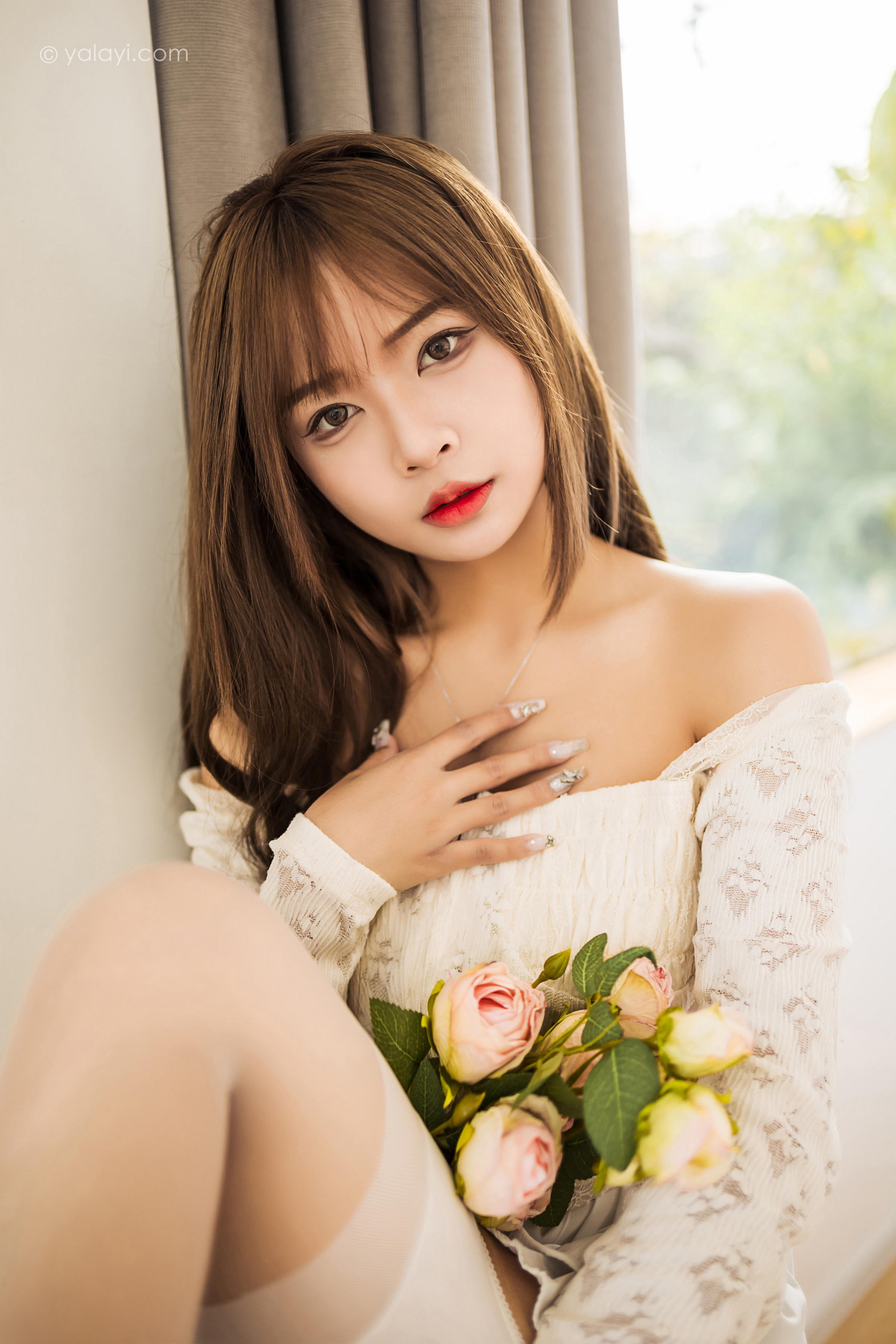 [YALAYI雅拉伊]2022.06.09 某一天 阿禾 白色透视蕾丝上衣与短裙加白色丝袜美腿清纯写真集第4张