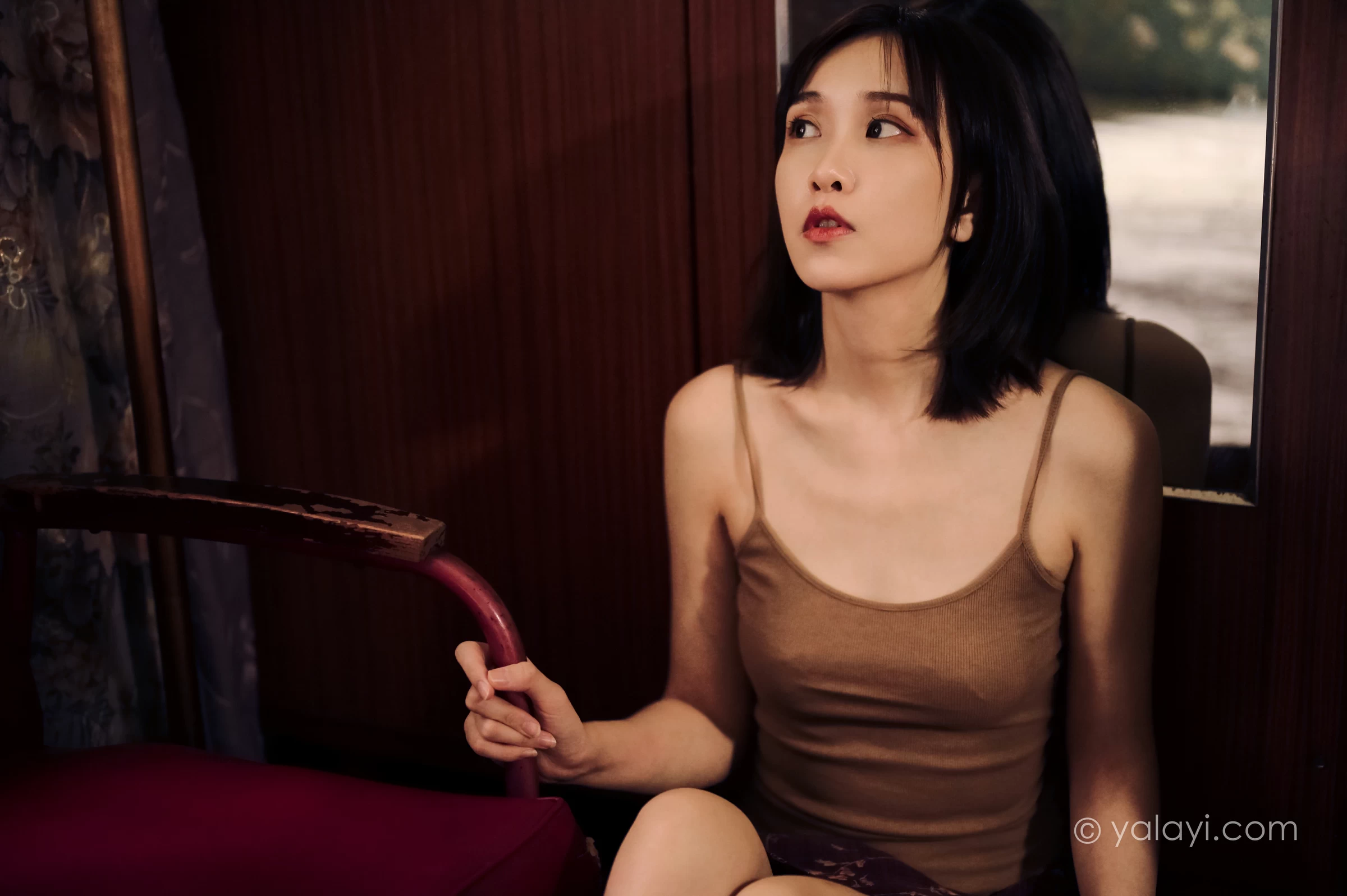 [YALAYI雅拉伊]NO.689 《黯然》 妍妍 橙色性感小背心加棕色短裙性感私房写真集第1张