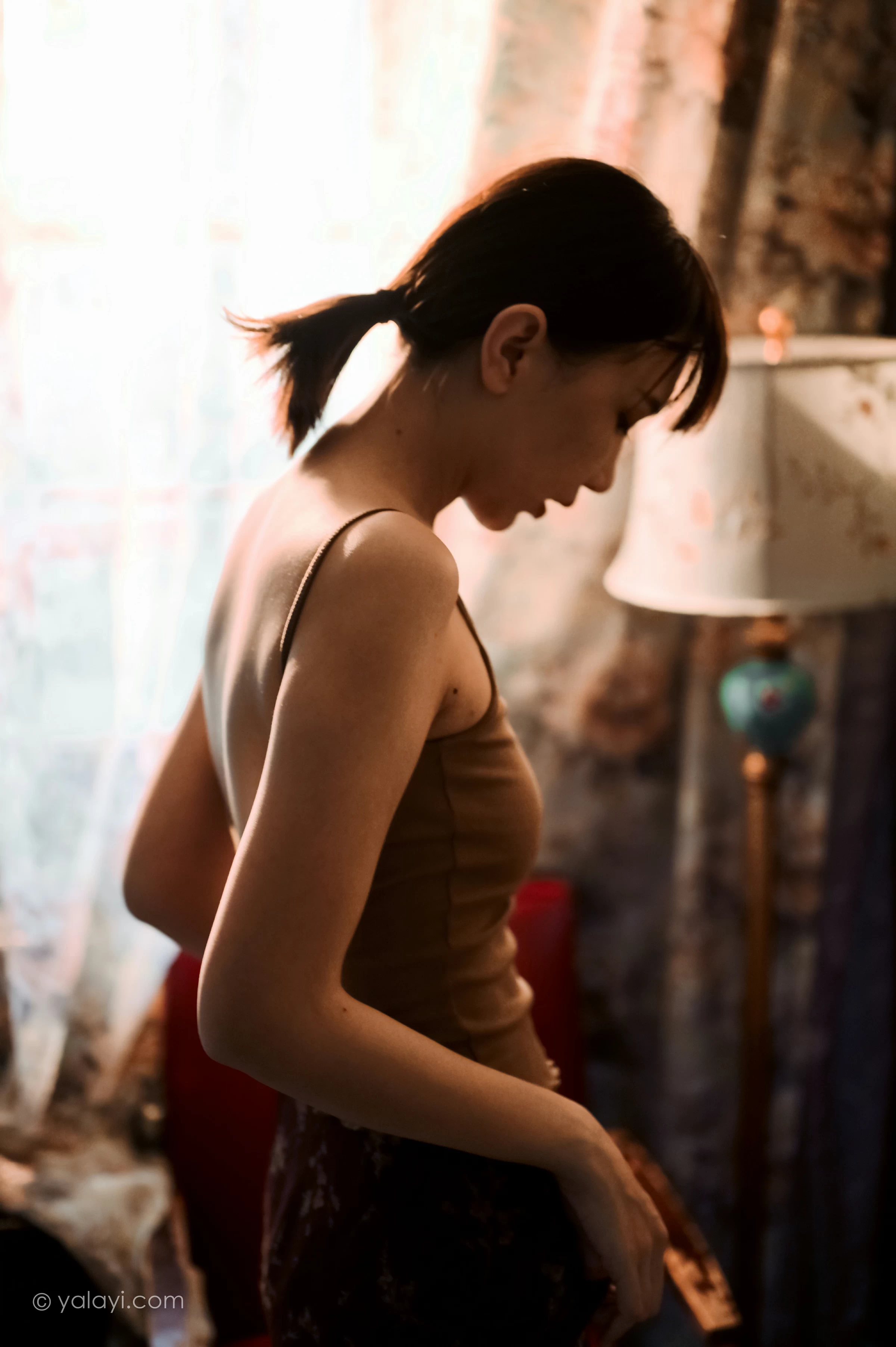 [YALAYI雅拉伊]NO.689 《黯然》 妍妍 橙色性感小背心加棕色短裙性感私房写真集第7张