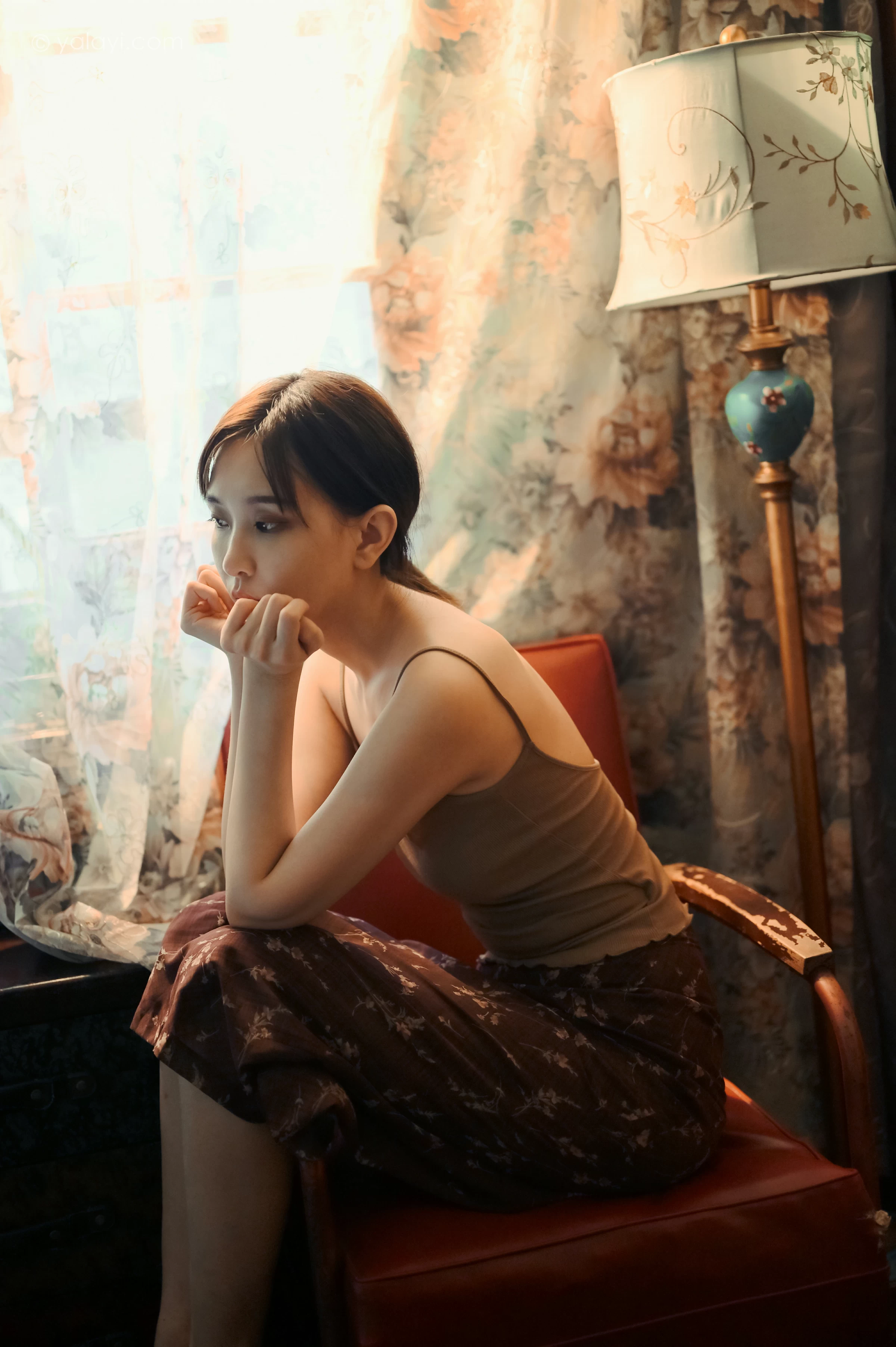 [YALAYI雅拉伊]NO.689 《黯然》 妍妍 橙色性感小背心加棕色短裙性感私房写真集第14张