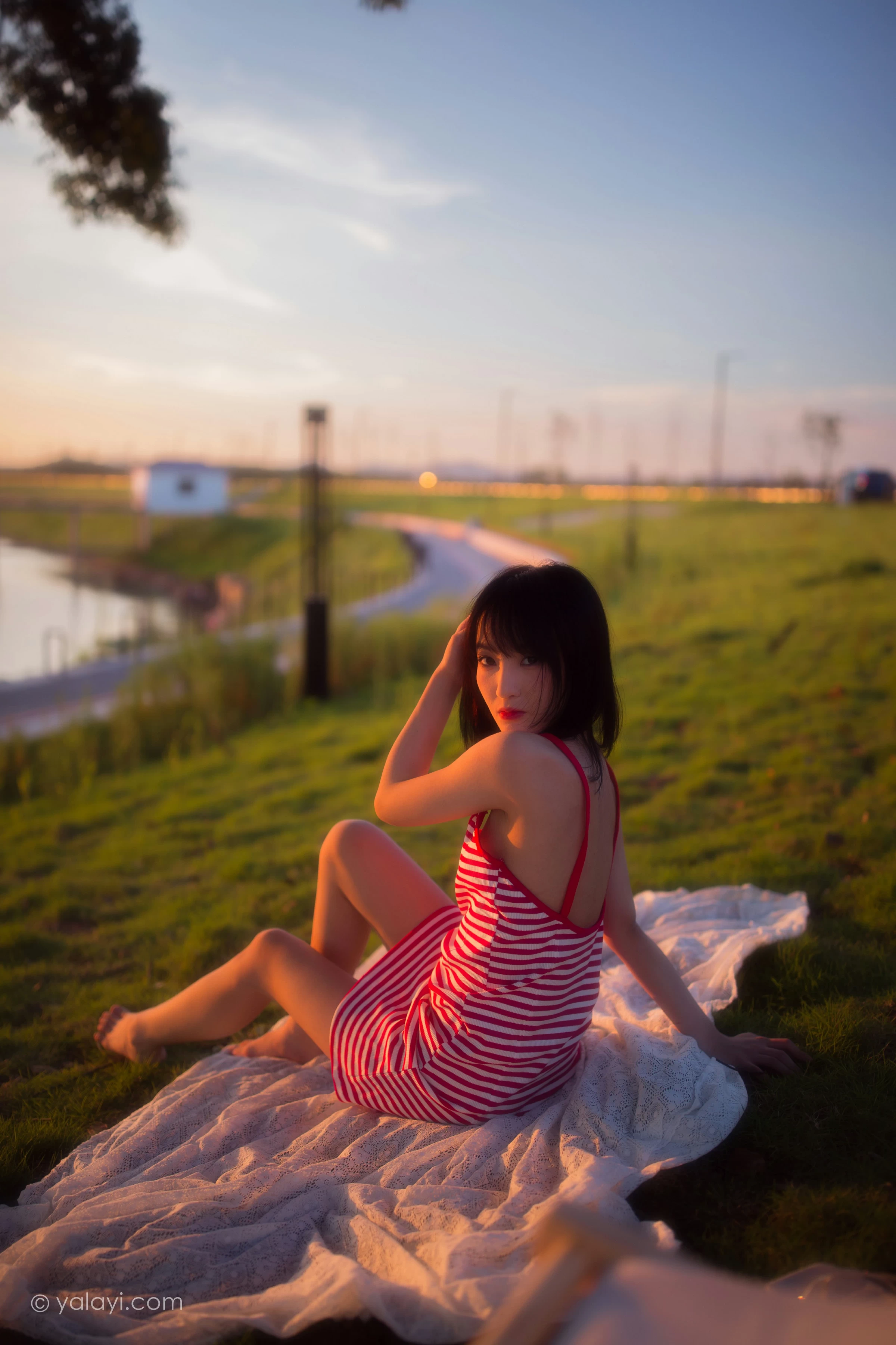 [YALAYI雅拉伊]NO.690 《红了》 落落 红色吊带连衣裙写真第4张