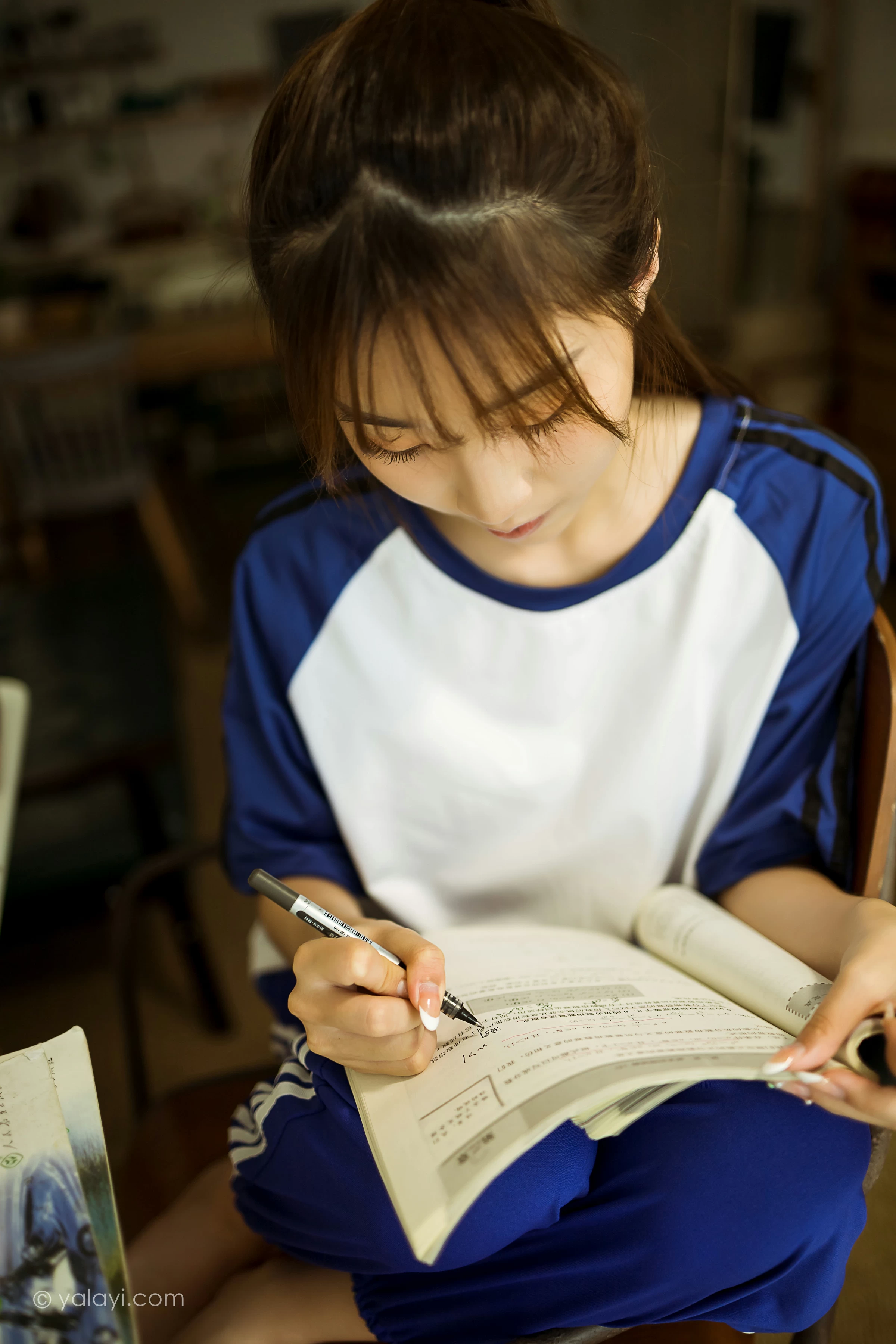 [YALAYI雅拉伊]NO.719 《一对一辅导》 小乔 蓝色校服短袖加长裤居家私房写真集第3张