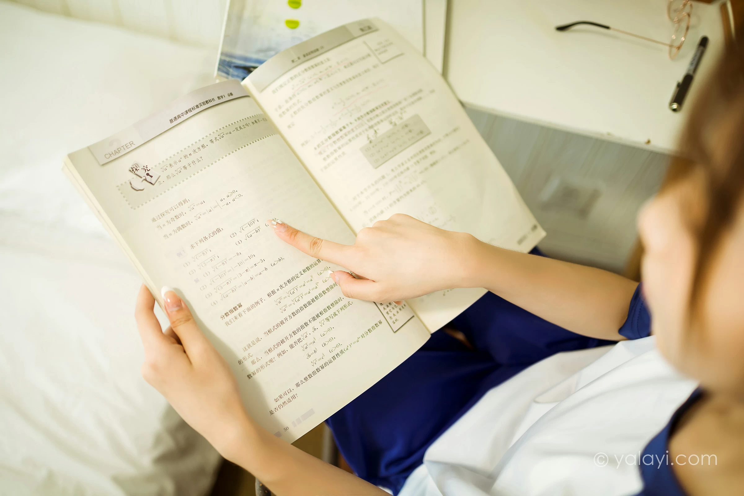 [YALAYI雅拉伊]NO.719 《一对一辅导》 小乔 蓝色校服短袖加长裤居家私房写真集第2张