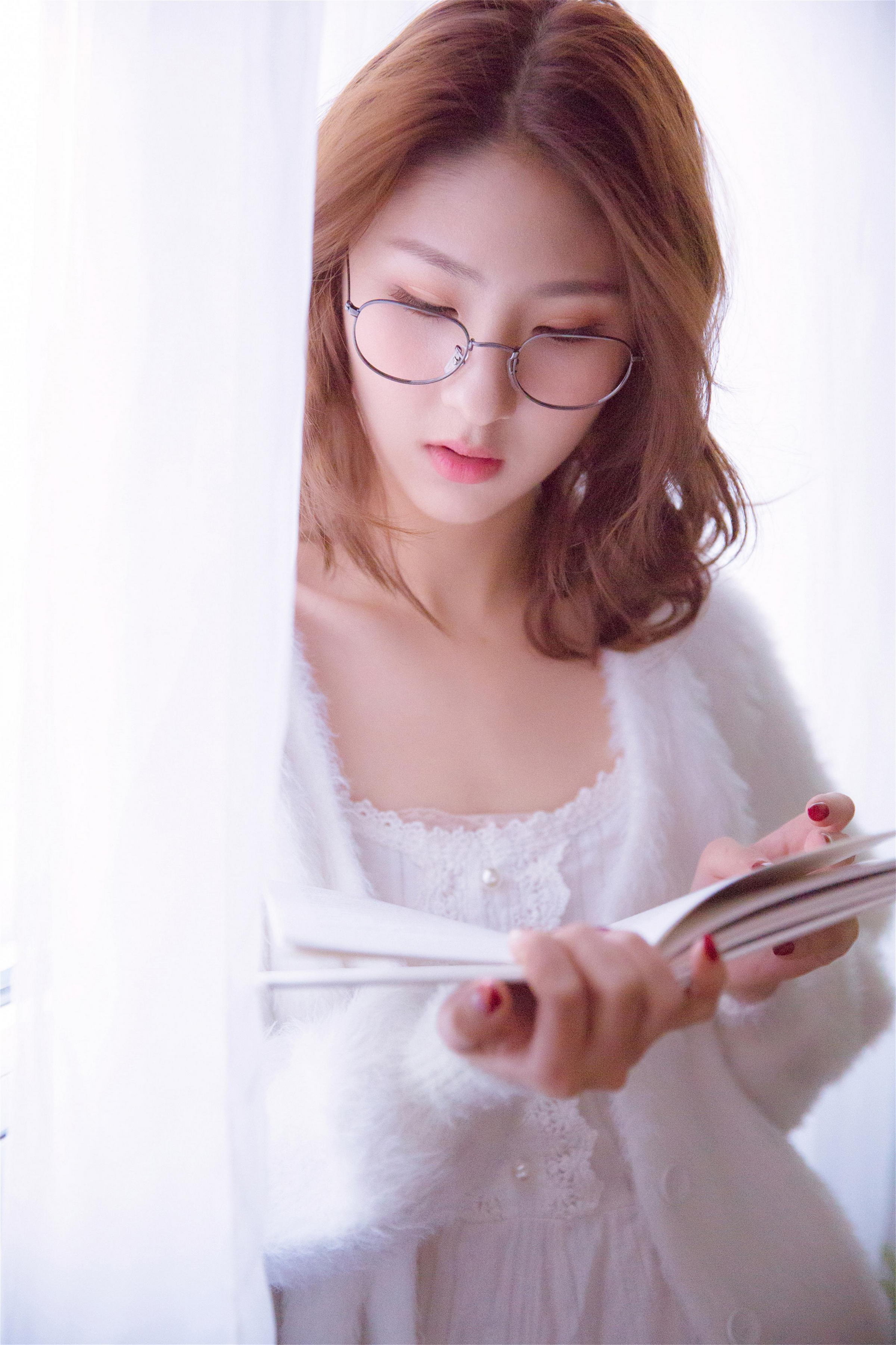 [YALAYI雅拉伊]2021.11.26 美丽的花火 居家女友 白色外套加吊带蕾丝连衣裙清纯写真集第2张