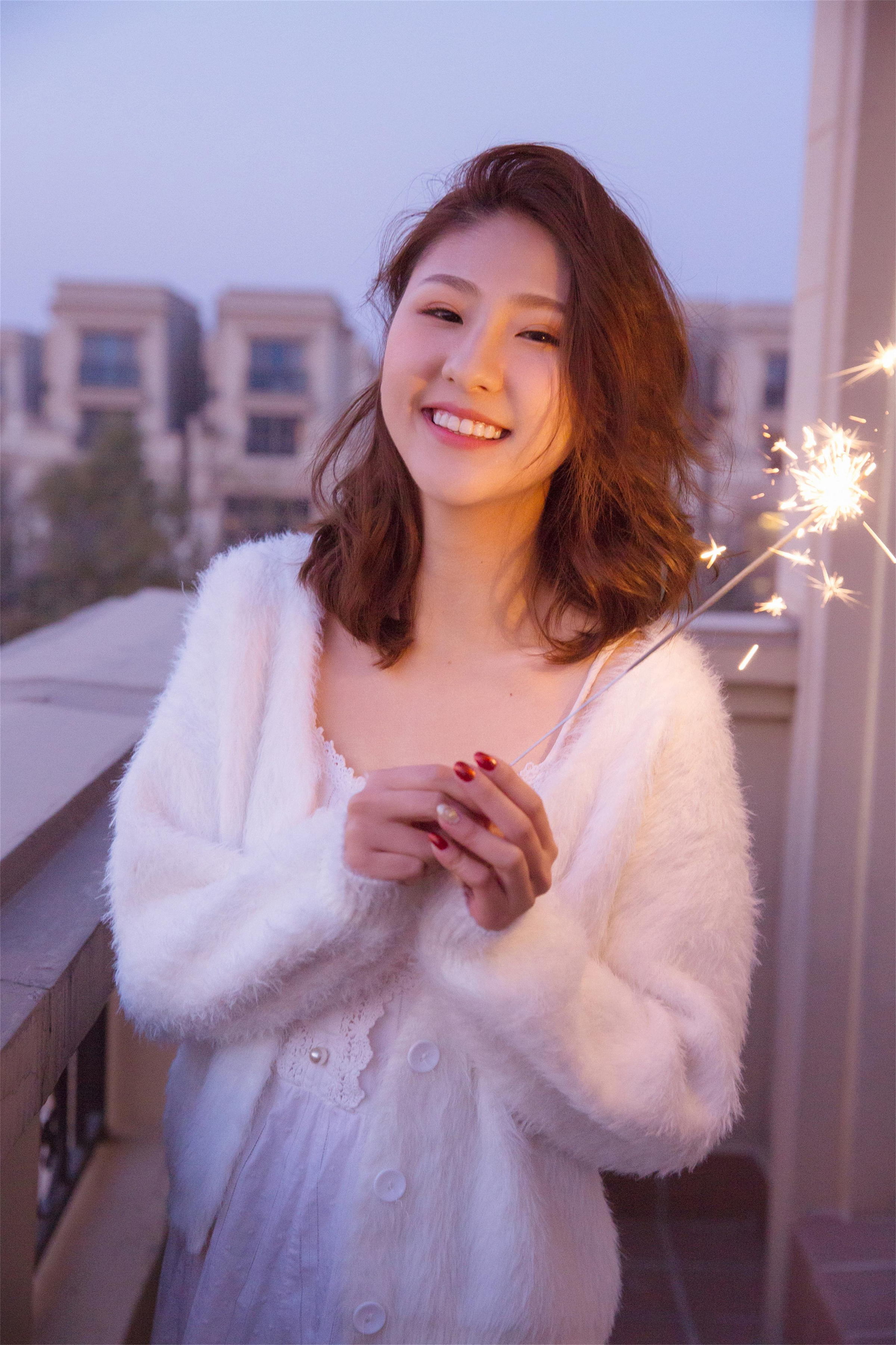 [YALAYI雅拉伊]2021.11.26 美丽的花火 居家女友 白色外套加吊带蕾丝连衣裙清纯写真集第5张