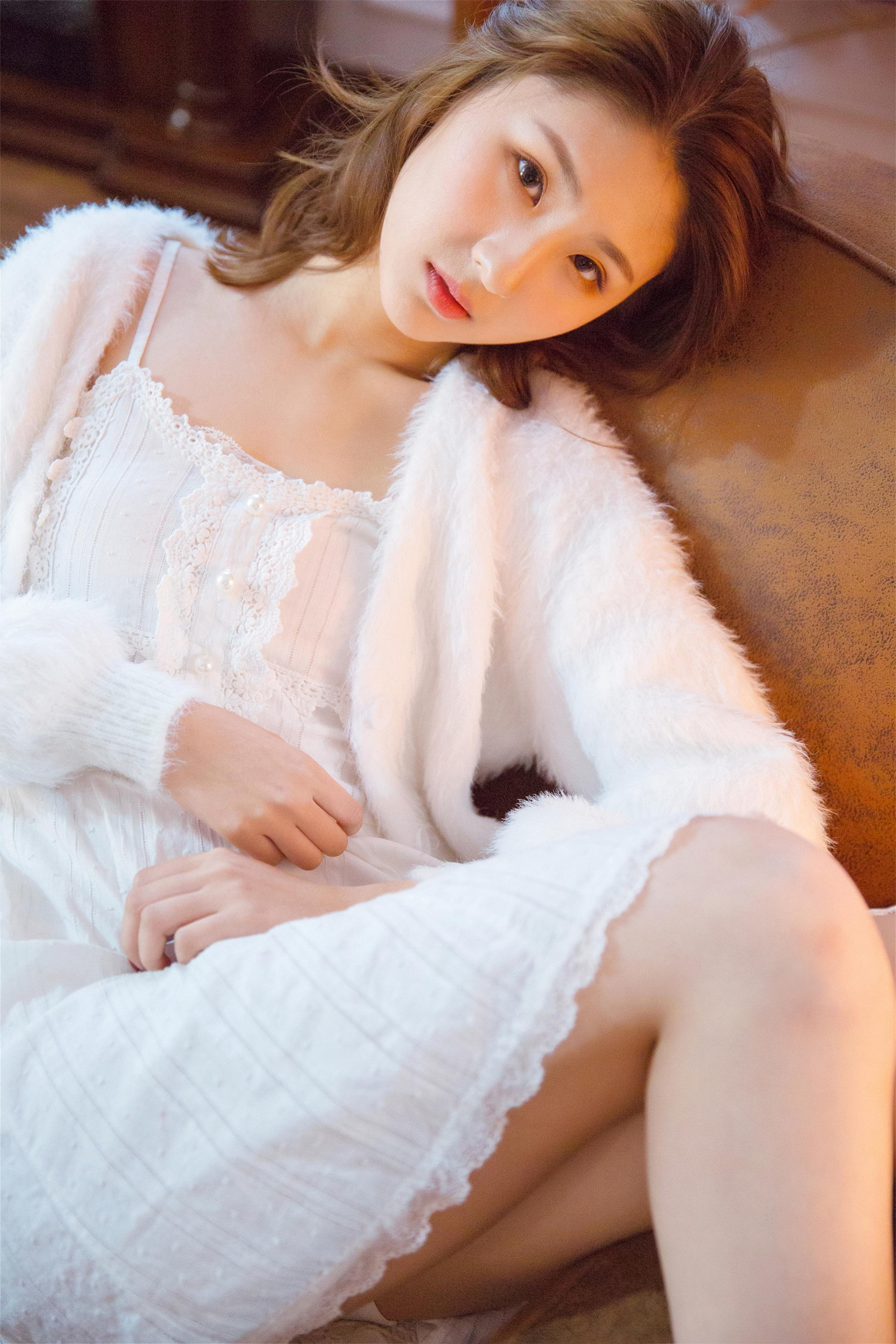 [YALAYI雅拉伊]2021.11.26 美丽的花火 居家女友 白色外套加吊带蕾丝连衣裙清纯写真集第1张