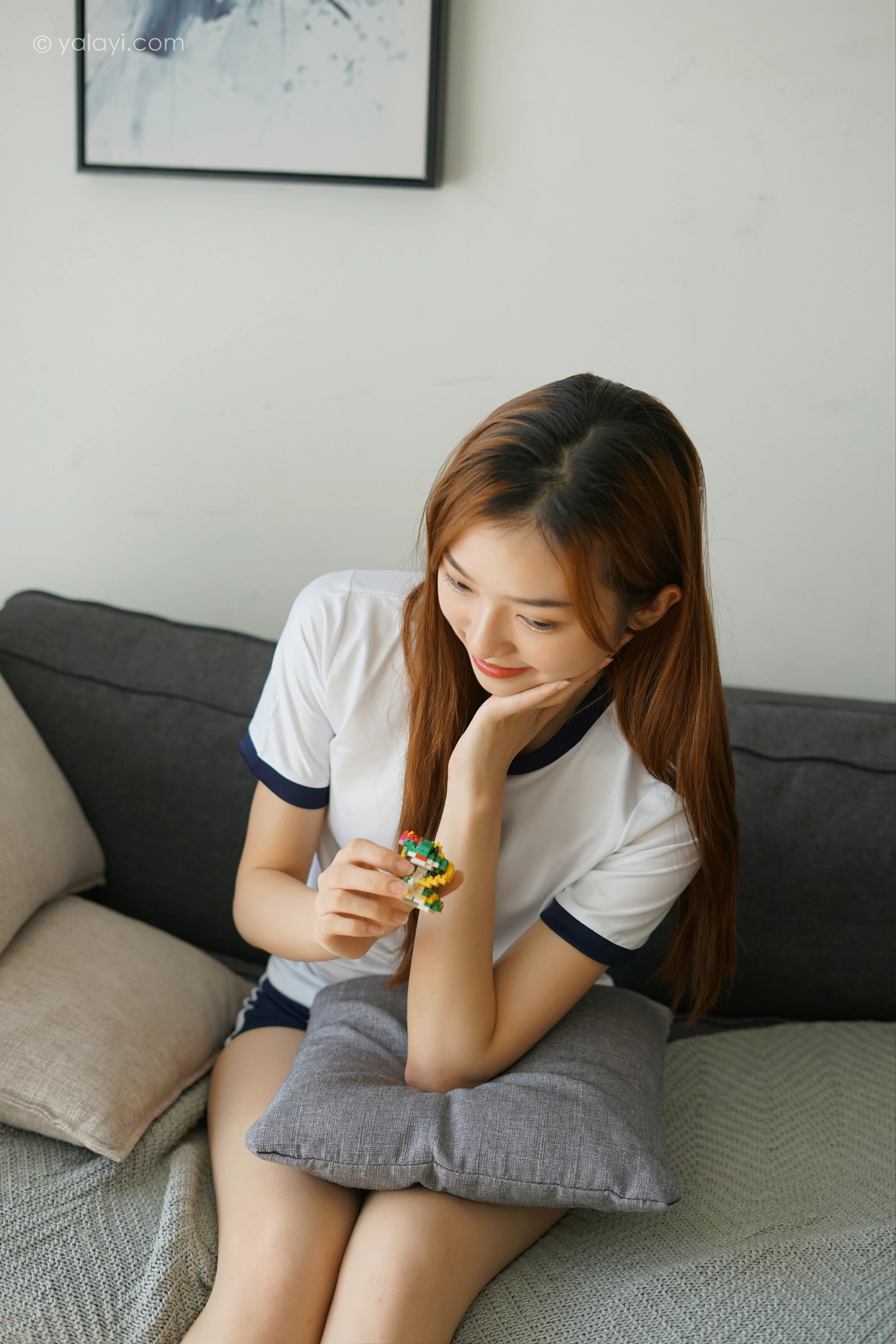 [YALAYI雅拉伊]2021.11.16 平常日子 楚媛 白色短袖加蓝色短裤居家私房写真集第12张