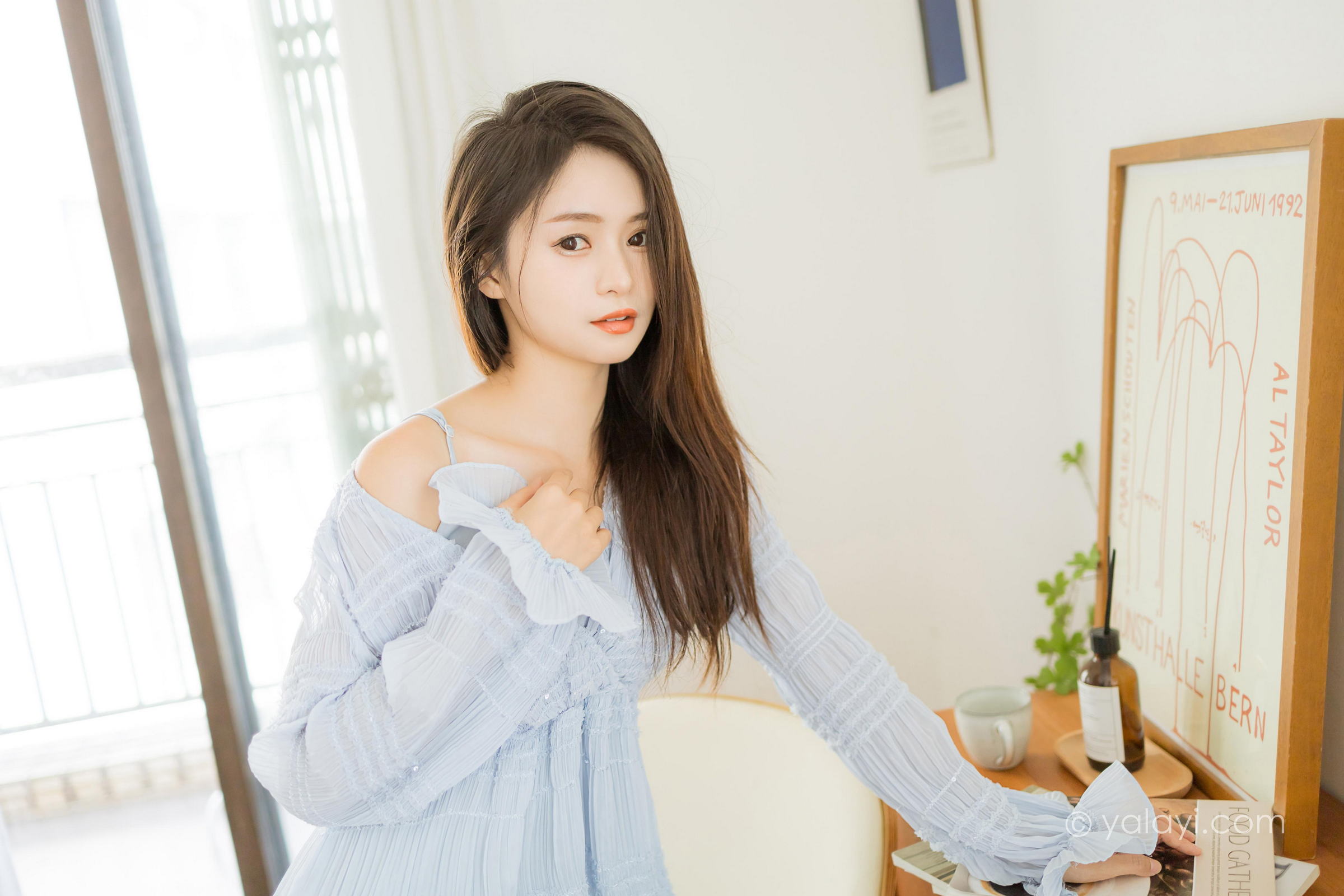 [YALAYI雅拉伊]2022.07.08 糖的滋味 沐兰 淡蓝色透视连衣裙加肉丝美腿清纯写真集第8张