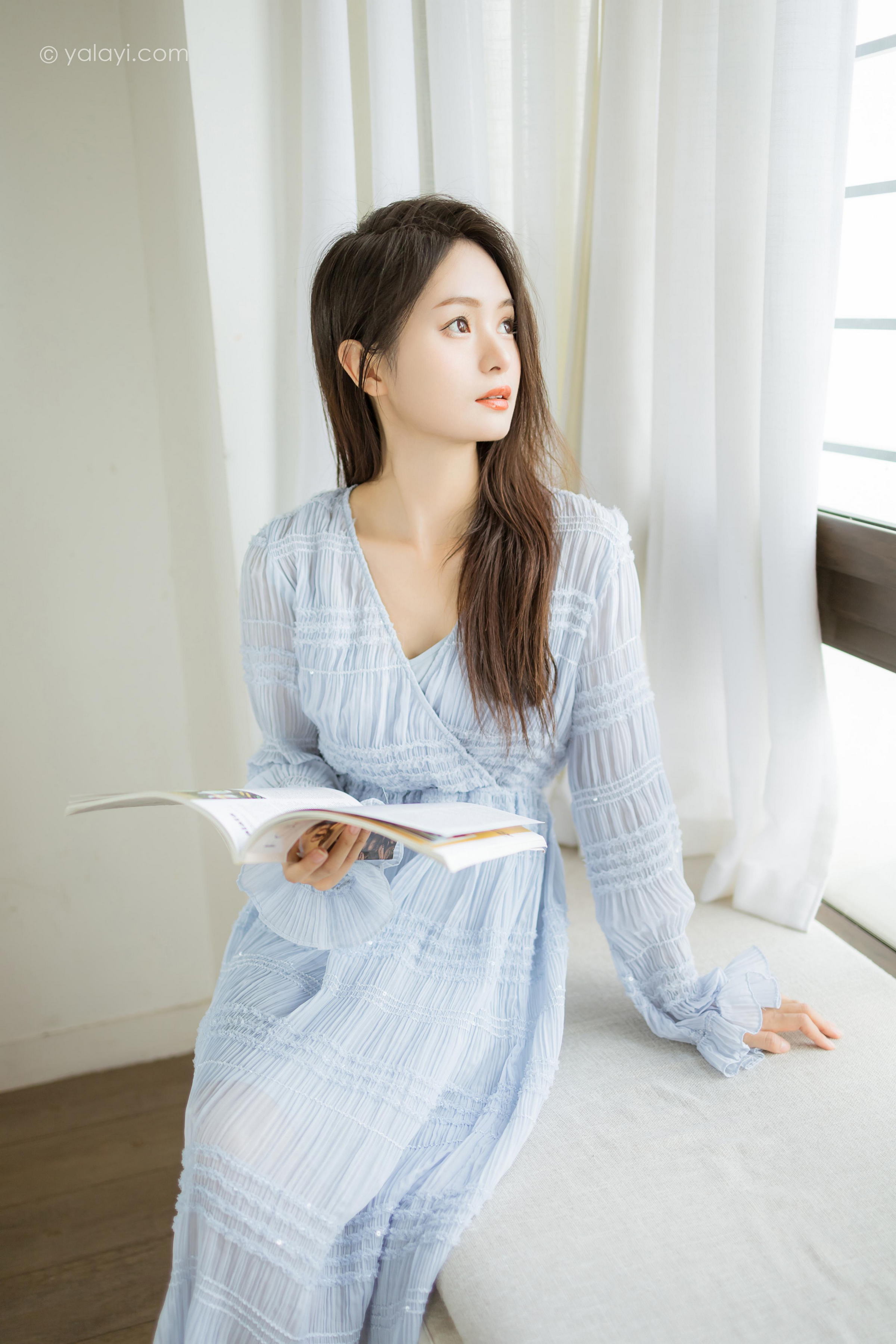 [YALAYI雅拉伊]2022.07.08 糖的滋味 沐兰 淡蓝色透视连衣裙加肉丝美腿清纯写真集第9张