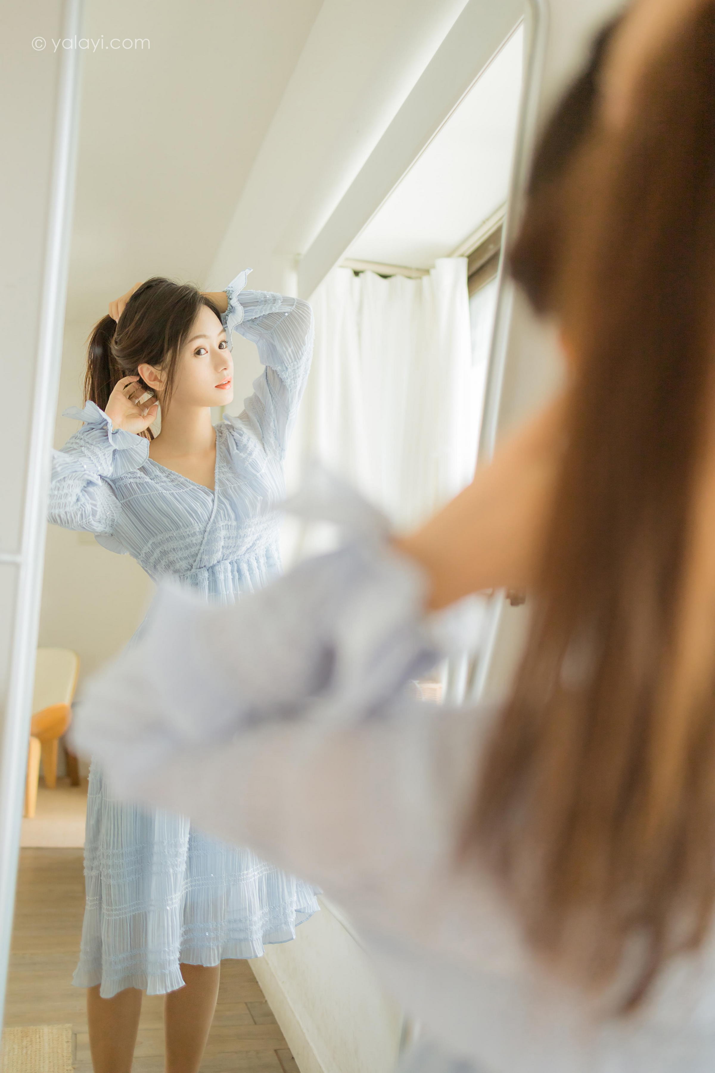 [YALAYI雅拉伊]2022.07.08 糖的滋味 沐兰 淡蓝色透视连衣裙加肉丝美腿清纯写真集第12张