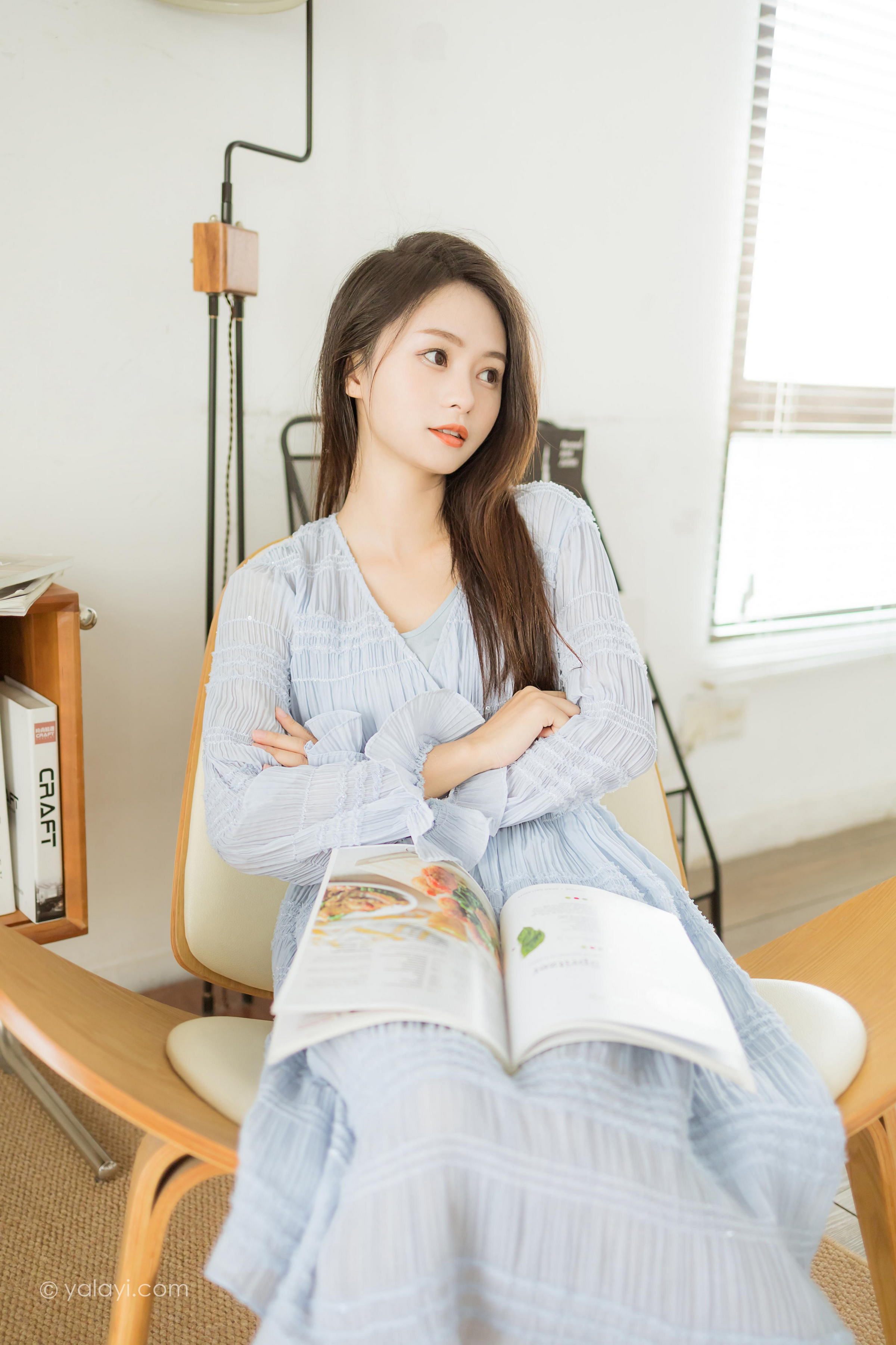 [YALAYI雅拉伊]2022.07.08 糖的滋味 沐兰 淡蓝色透视连衣裙加肉丝美腿清纯写真集第5张