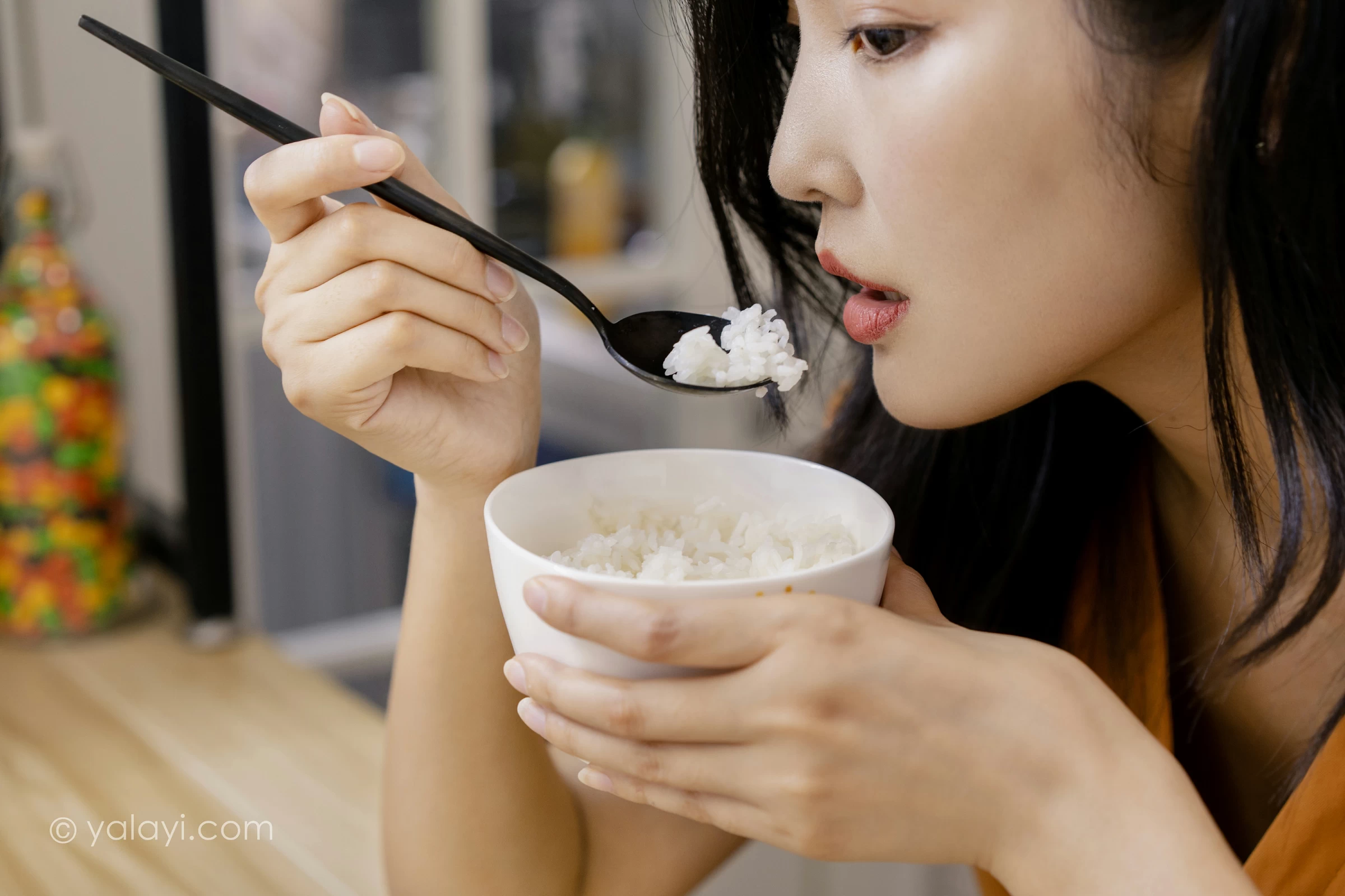 [YALAYI雅拉伊]NO.692 《小幸福》 苍儿 橙色衬衫加灰色短裤性感私房写真集第7张