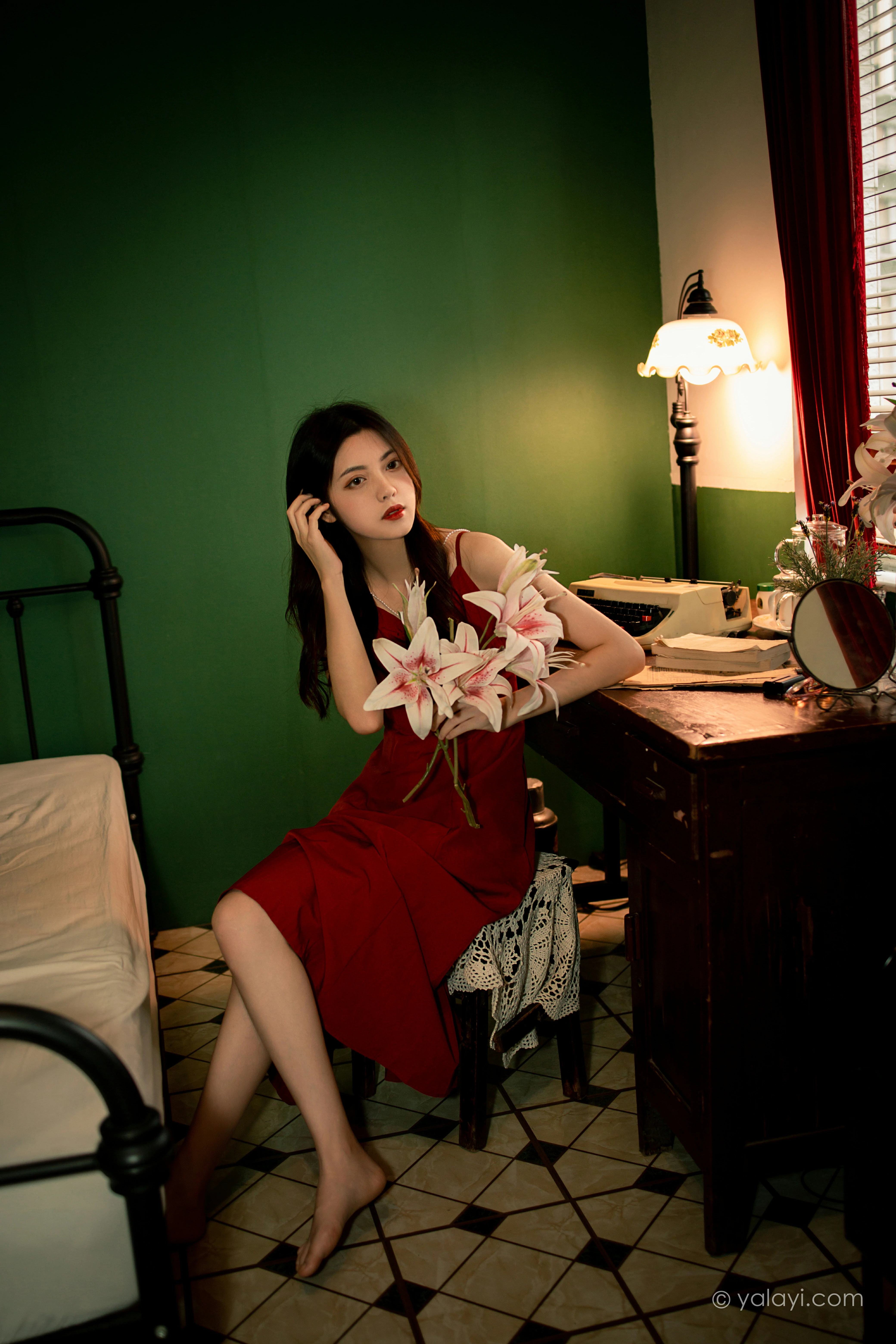 [YALAYI雅拉伊]NO.855 回到过去 梓文 红色吊带裸背连衣裙居家性感写真集第2张