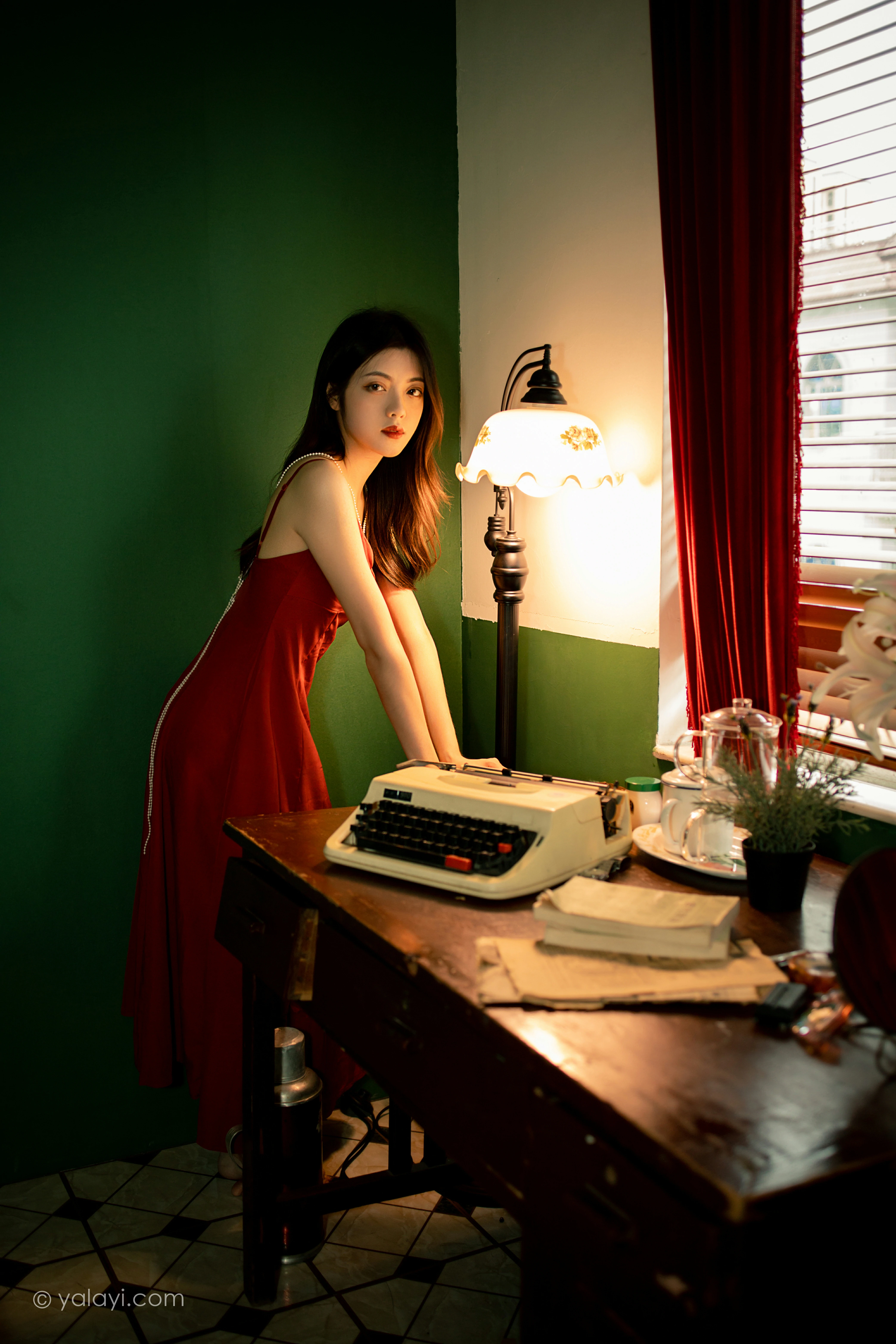 [YALAYI雅拉伊]NO.855 回到过去 梓文 红色吊带裸背连衣裙居家性感写真集第4张