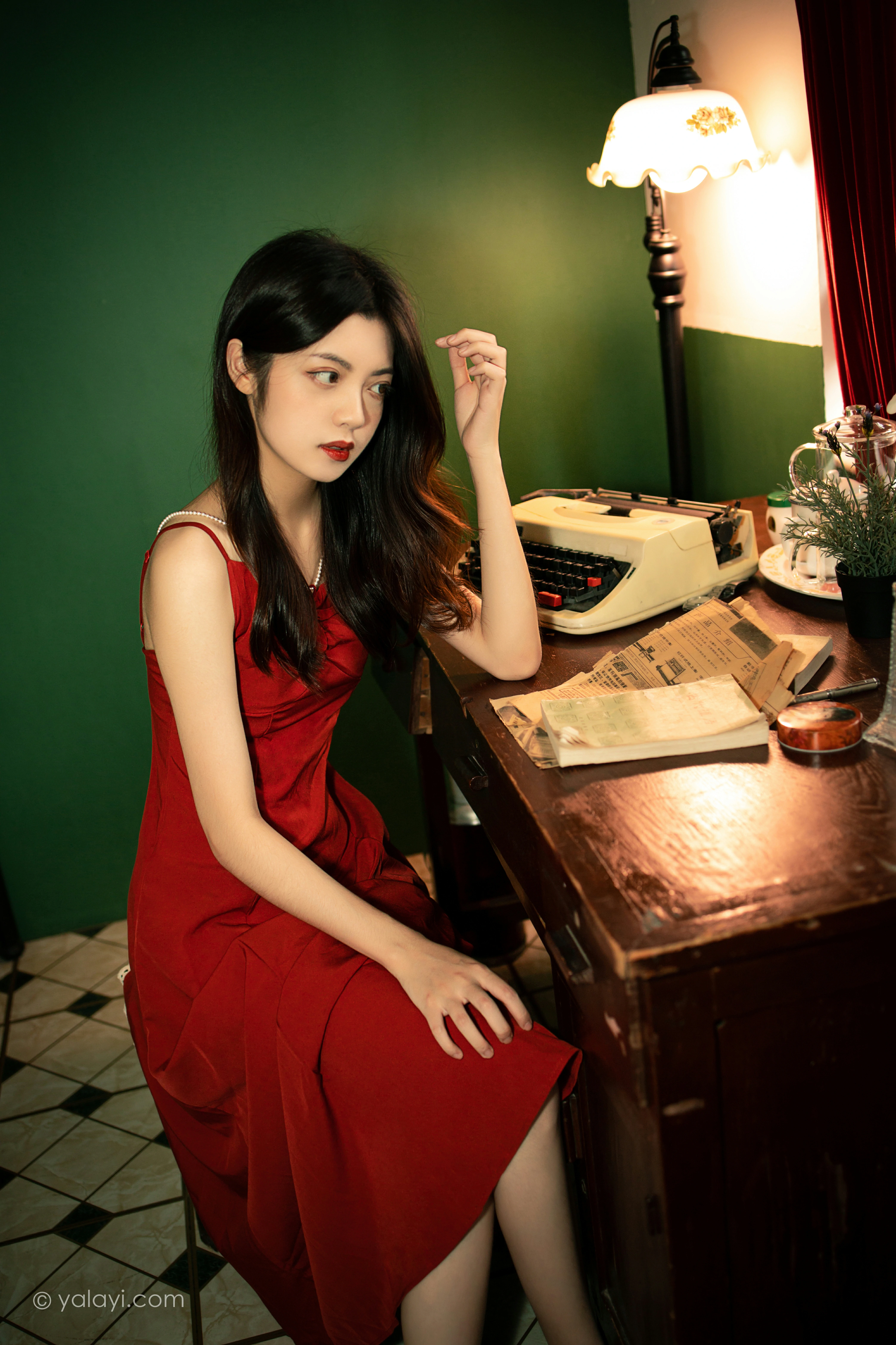 [YALAYI雅拉伊]NO.855 回到过去 梓文 红色吊带裸背连衣裙居家性感写真集第6张