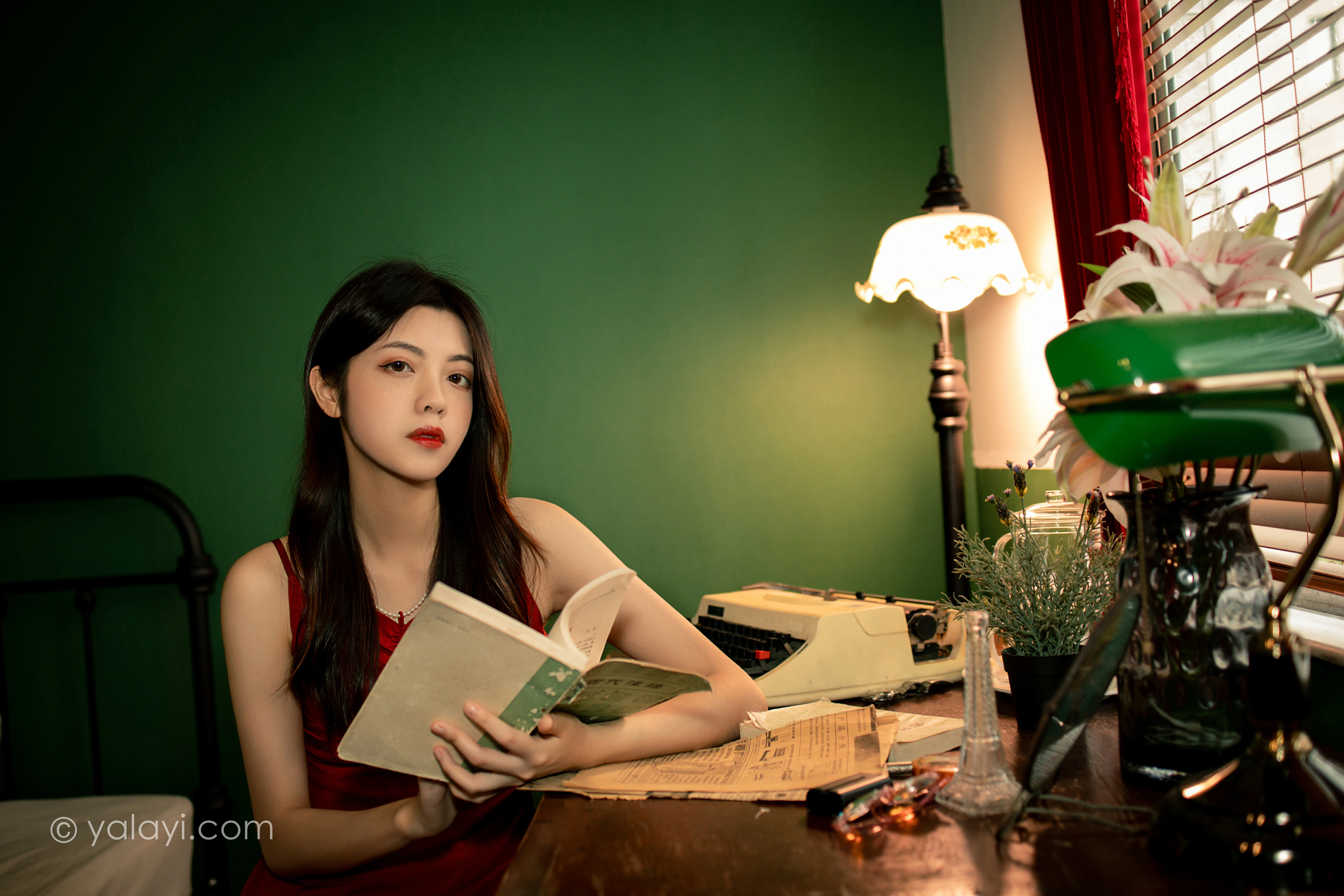 [YALAYI雅拉伊]NO.855 回到过去 梓文 红色吊带裸背连衣裙居家性感写真集第2张