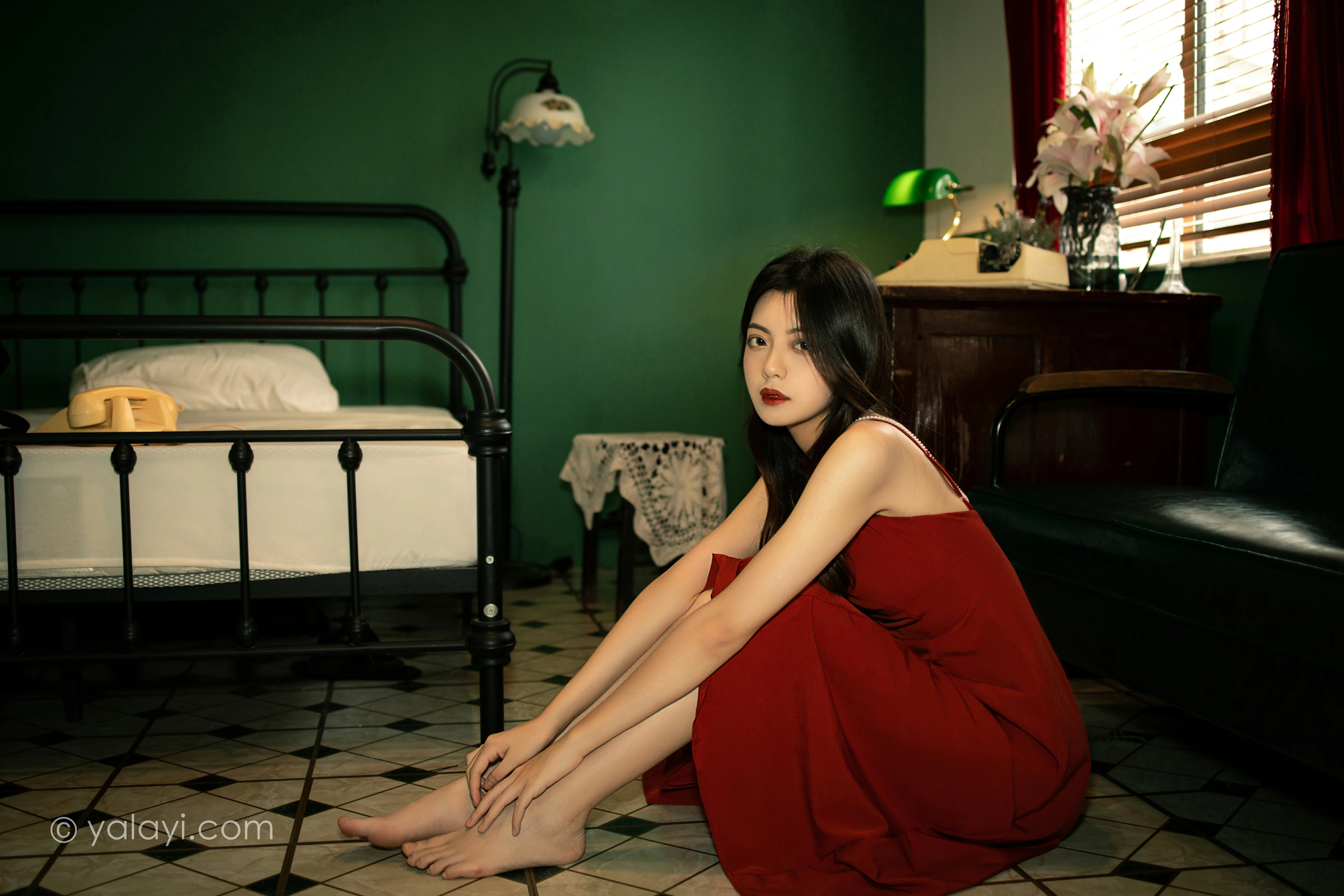[YALAYI雅拉伊]NO.855 回到过去 梓文 红色吊带裸背连衣裙居家性感写真集第12张