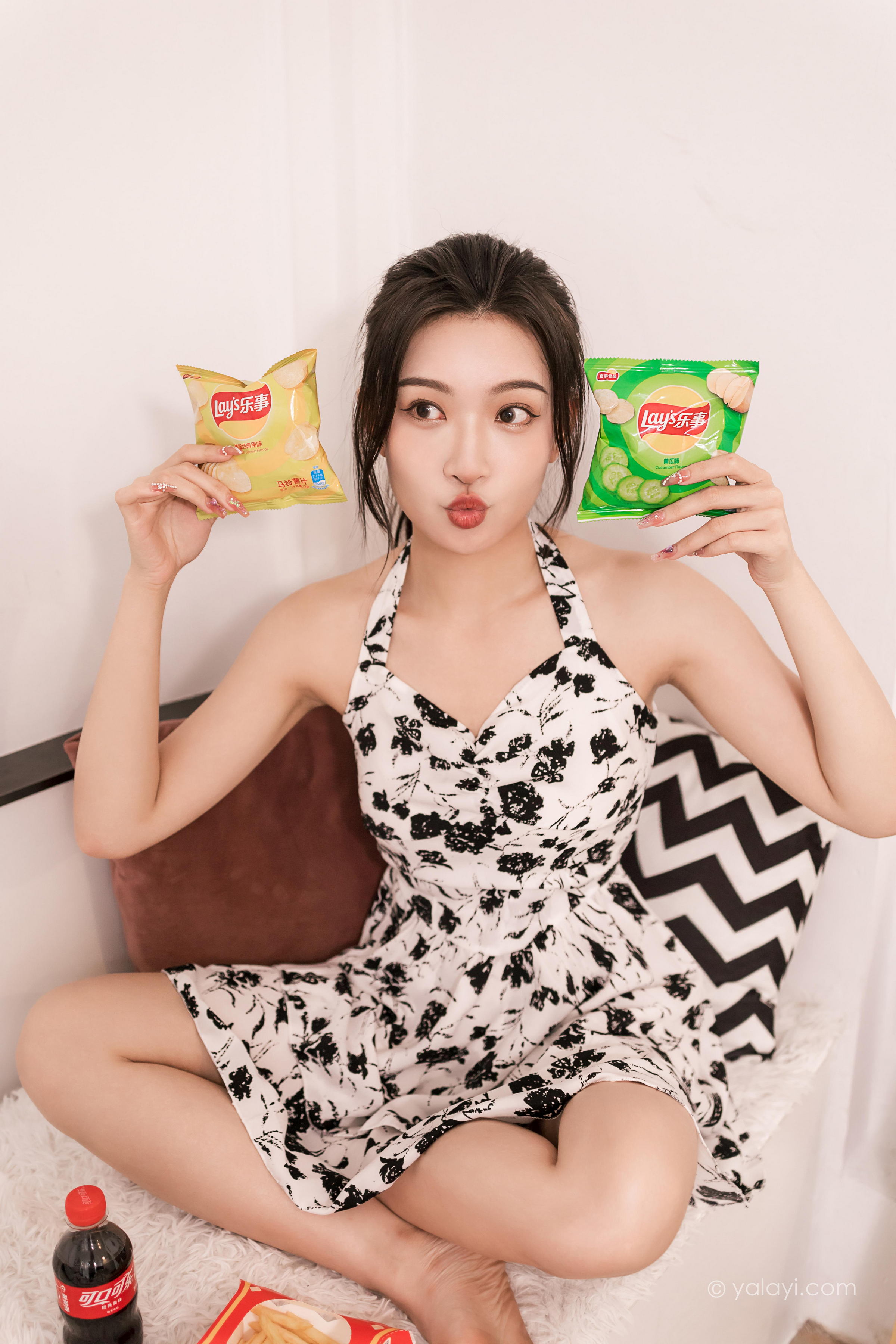 [YALAYI雅拉伊]2022.07.11 一直爱你 徐小云 白底黑点吊带连衣裙居家清纯写真集第1张