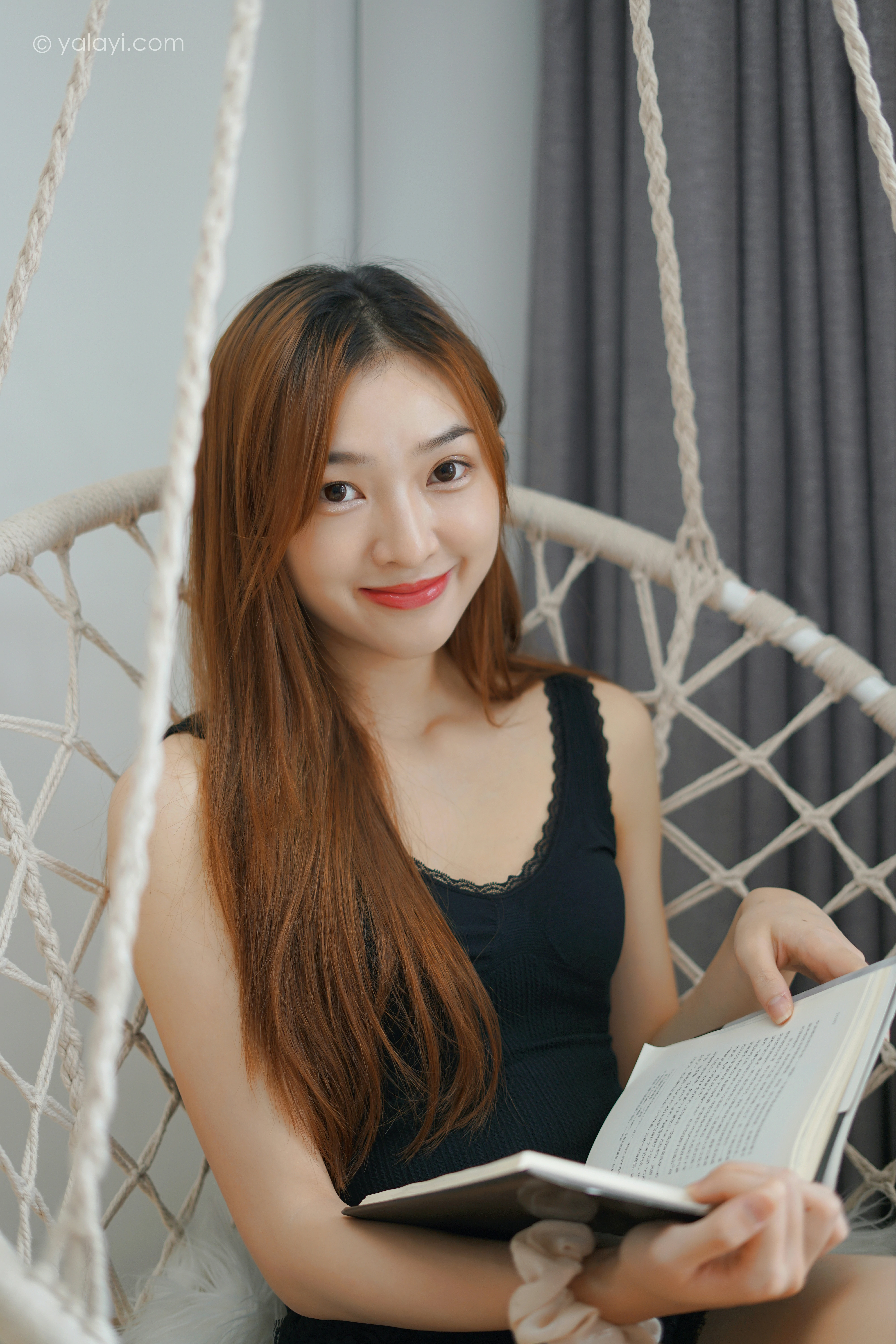 [YALAYI雅拉伊]NO.856 新晋摄影师 梦媛 黑色背心加蕾丝短裤性感写真集第7张