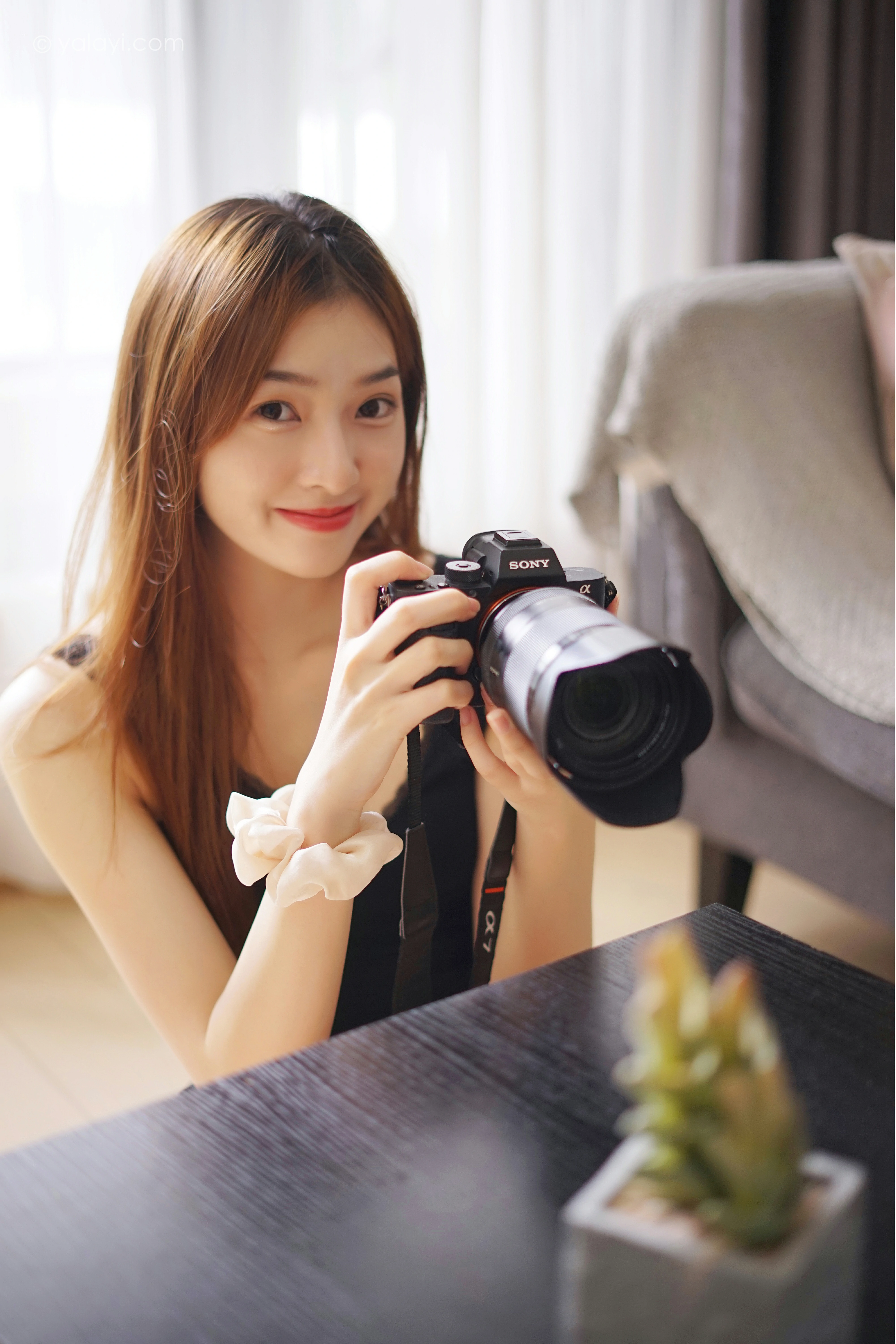 [YALAYI雅拉伊]NO.856 新晋摄影师 梦媛 黑色背心加蕾丝短裤性感写真集第10张