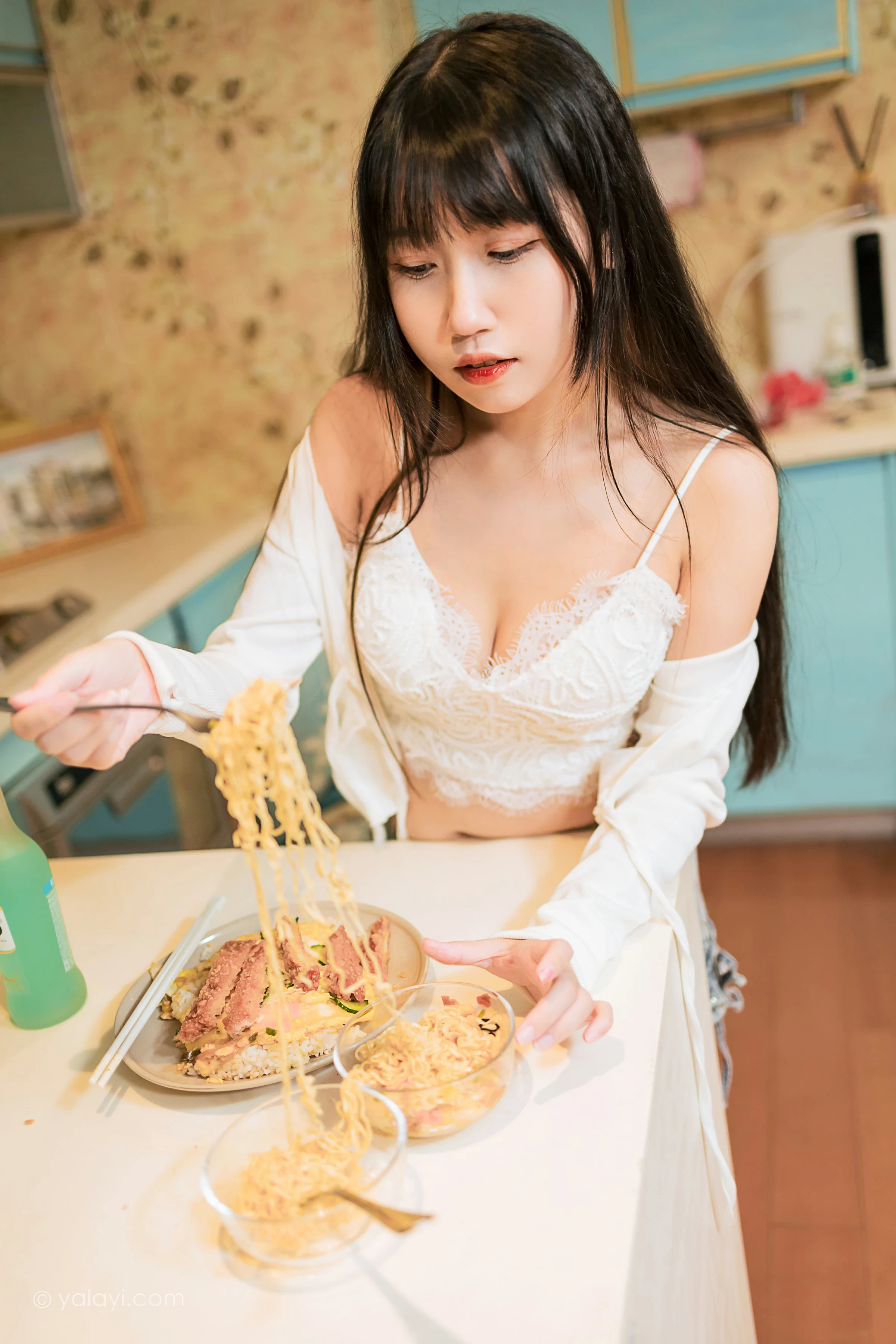 [YALAYI雅拉伊]2021.11.26 在一起每天都是纪念日 弈思 白色衬衫与牛仔短裤加蕾丝内衣性感写真集第5张