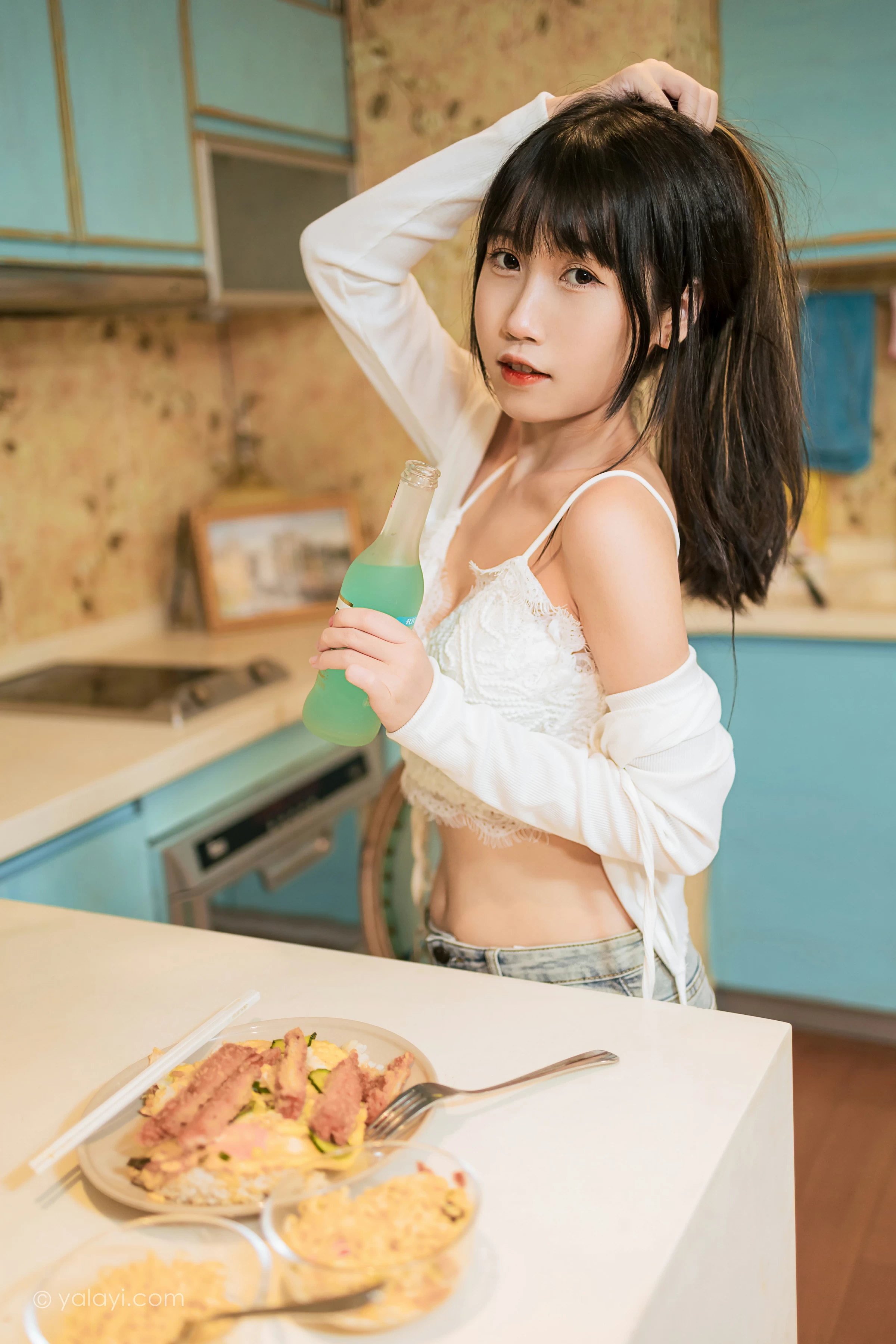 [YALAYI雅拉伊]2021.11.26 在一起每天都是纪念日 弈思 白色衬衫与牛仔短裤加蕾丝内衣性感写真集第5张