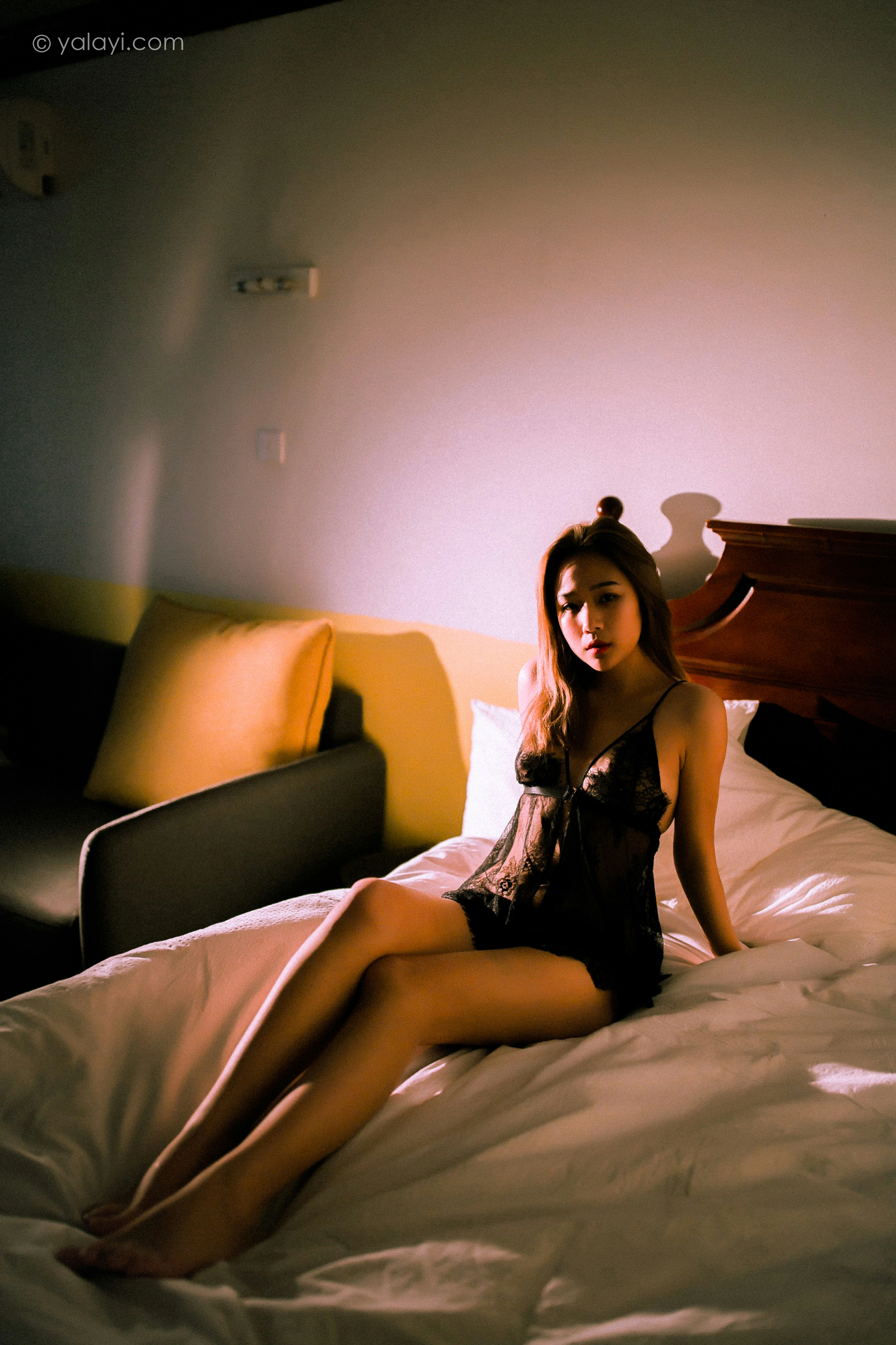 [YALAYI雅拉伊]2021.11.12 夜已深 岳璐璐 黑色蕾丝睡衣与粉色情趣内衣性感写真集第4张