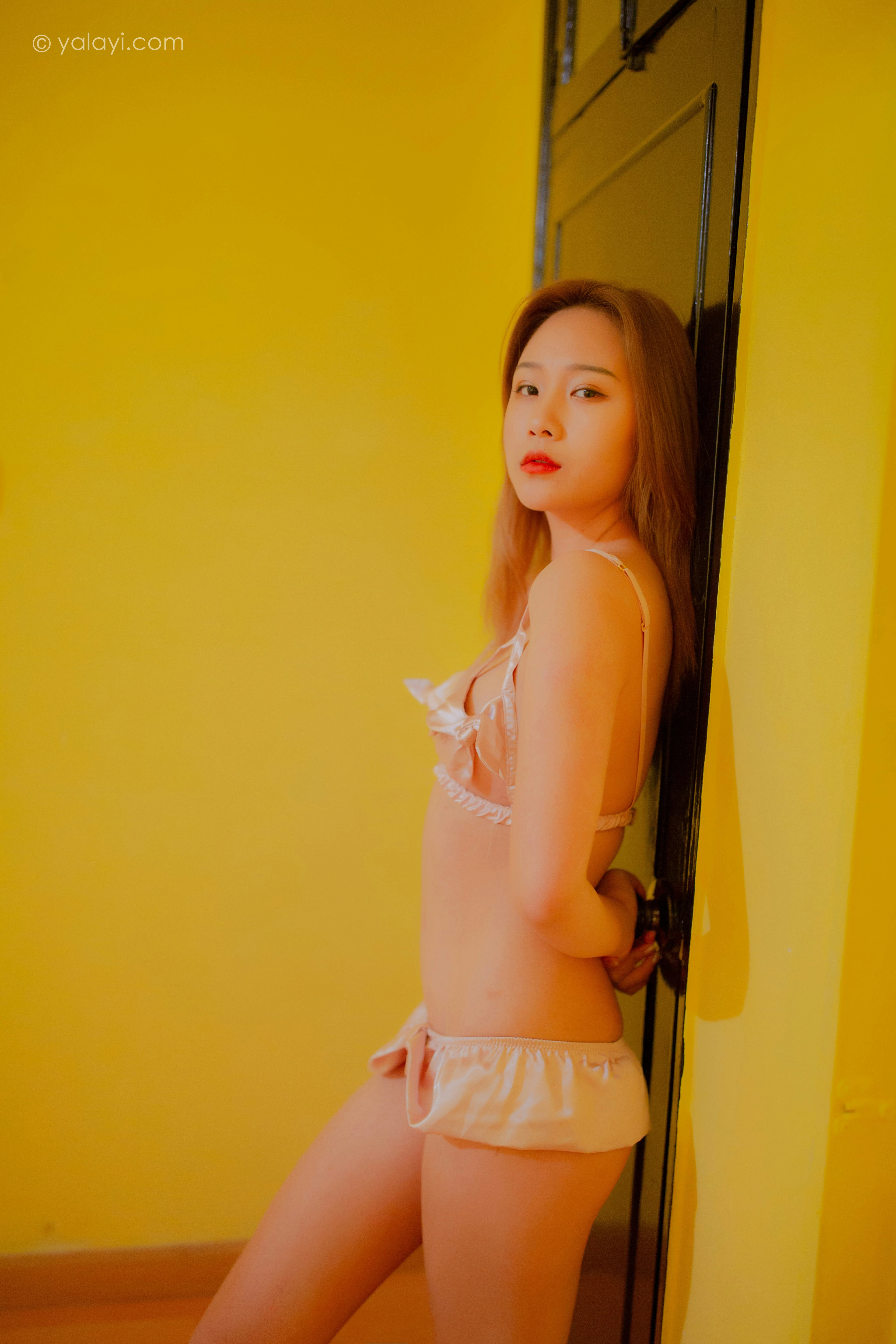 [YALAYI雅拉伊]2021.11.12 夜已深 岳璐璐 黑色蕾丝睡衣与粉色情趣内衣性感写真集第12张