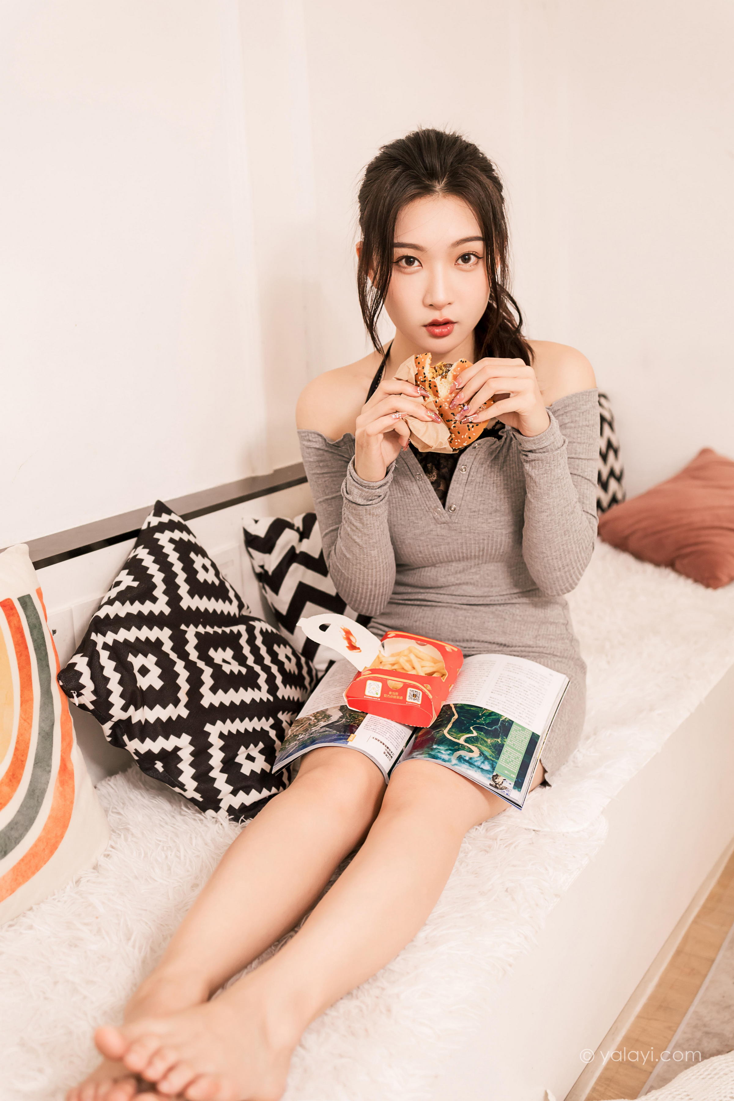 [YALAYI雅拉伊]2022.06.14 甜言蜜语 徐小云 灰色连衣裙加黑色蕾丝内衣性感私房写真集第6张