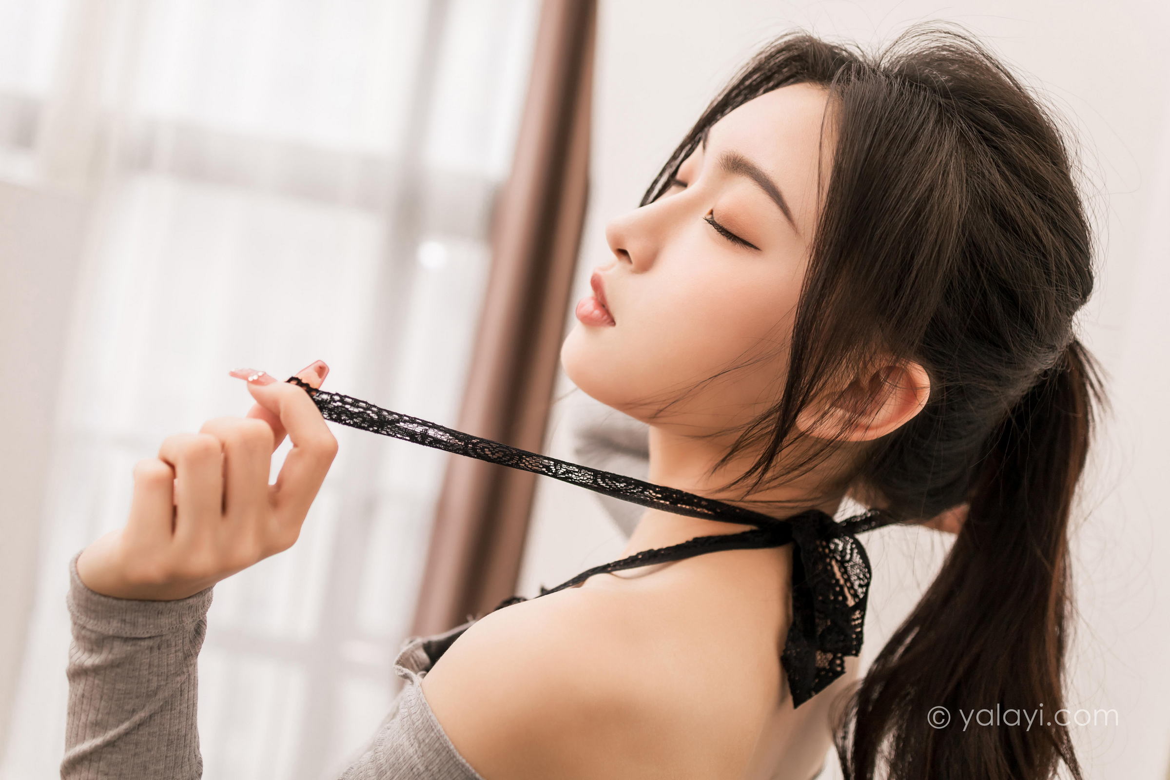 [YALAYI雅拉伊]2022.06.14 甜言蜜语 徐小云 灰色连衣裙加黑色蕾丝内衣性感私房写真集第12张