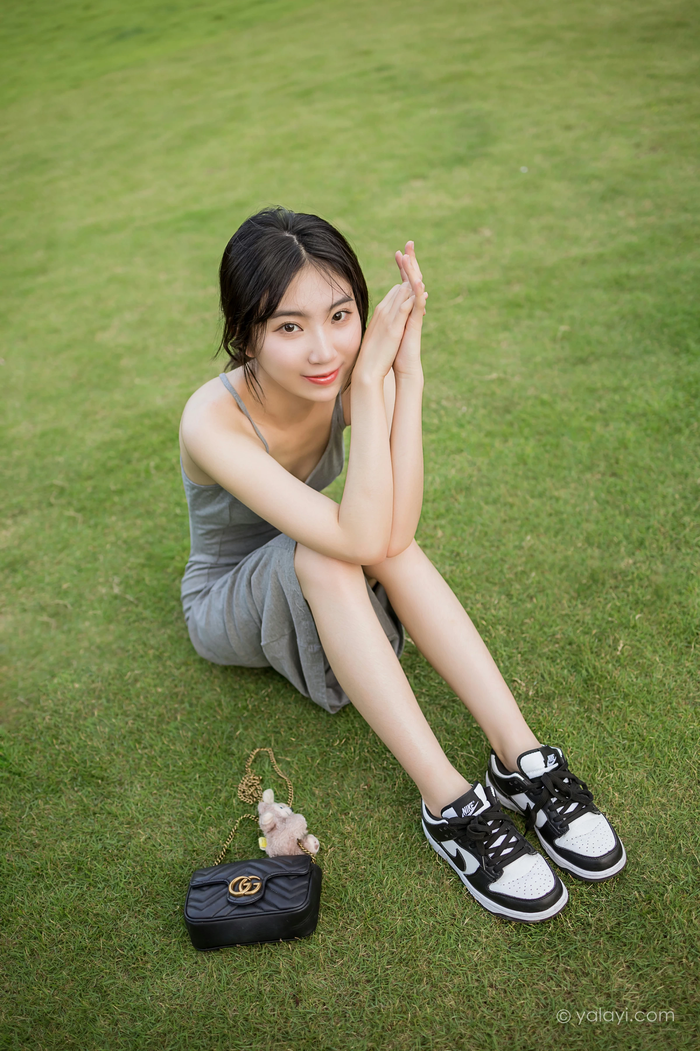 [YALAYI雅拉伊]2022.01.17 游乐园 小乔 灰色吊带露背连衣裙性感写真集第9张