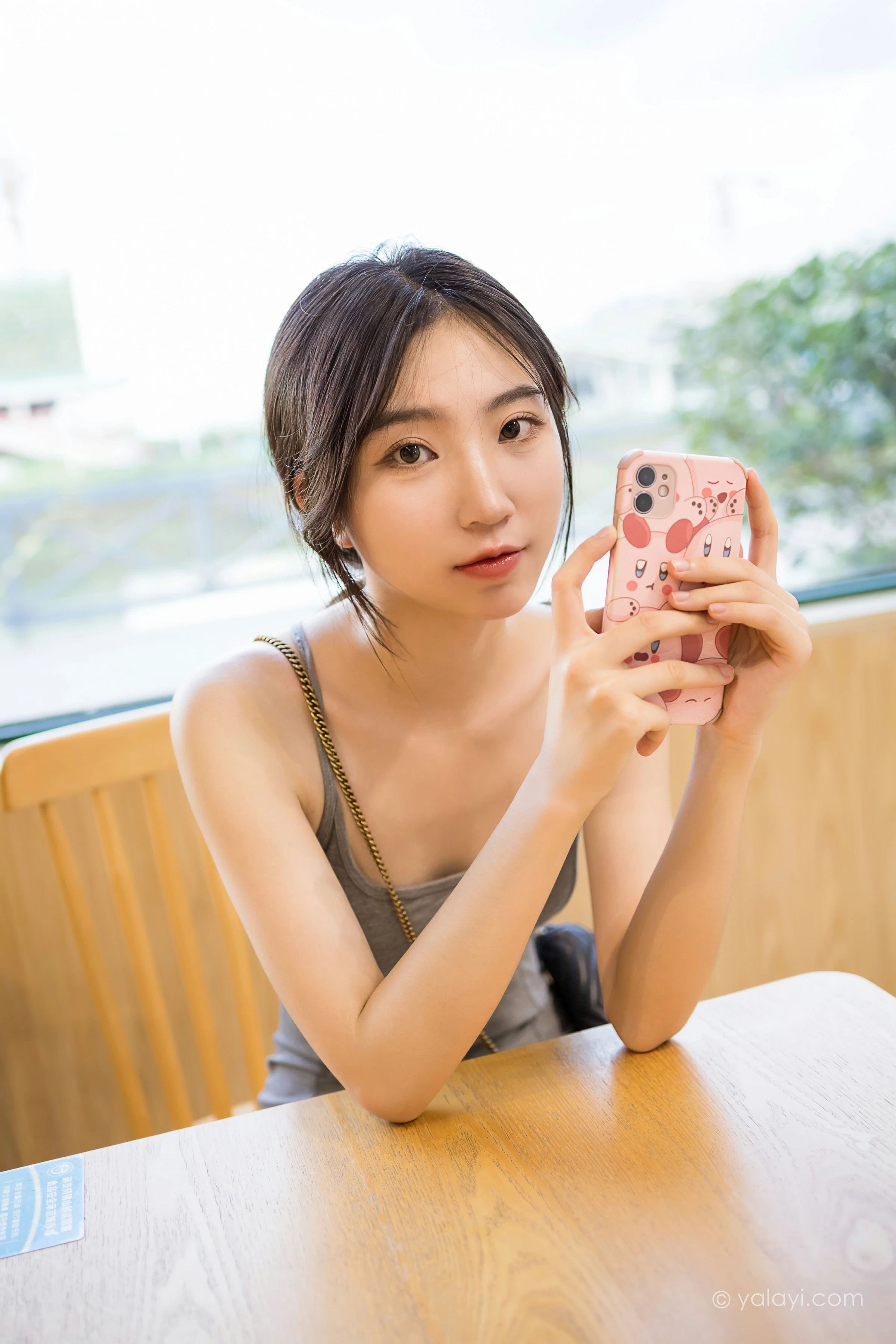 [YALAYI雅拉伊]2022.01.17 游乐园 小乔 灰色吊带露背连衣裙性感写真集第12张